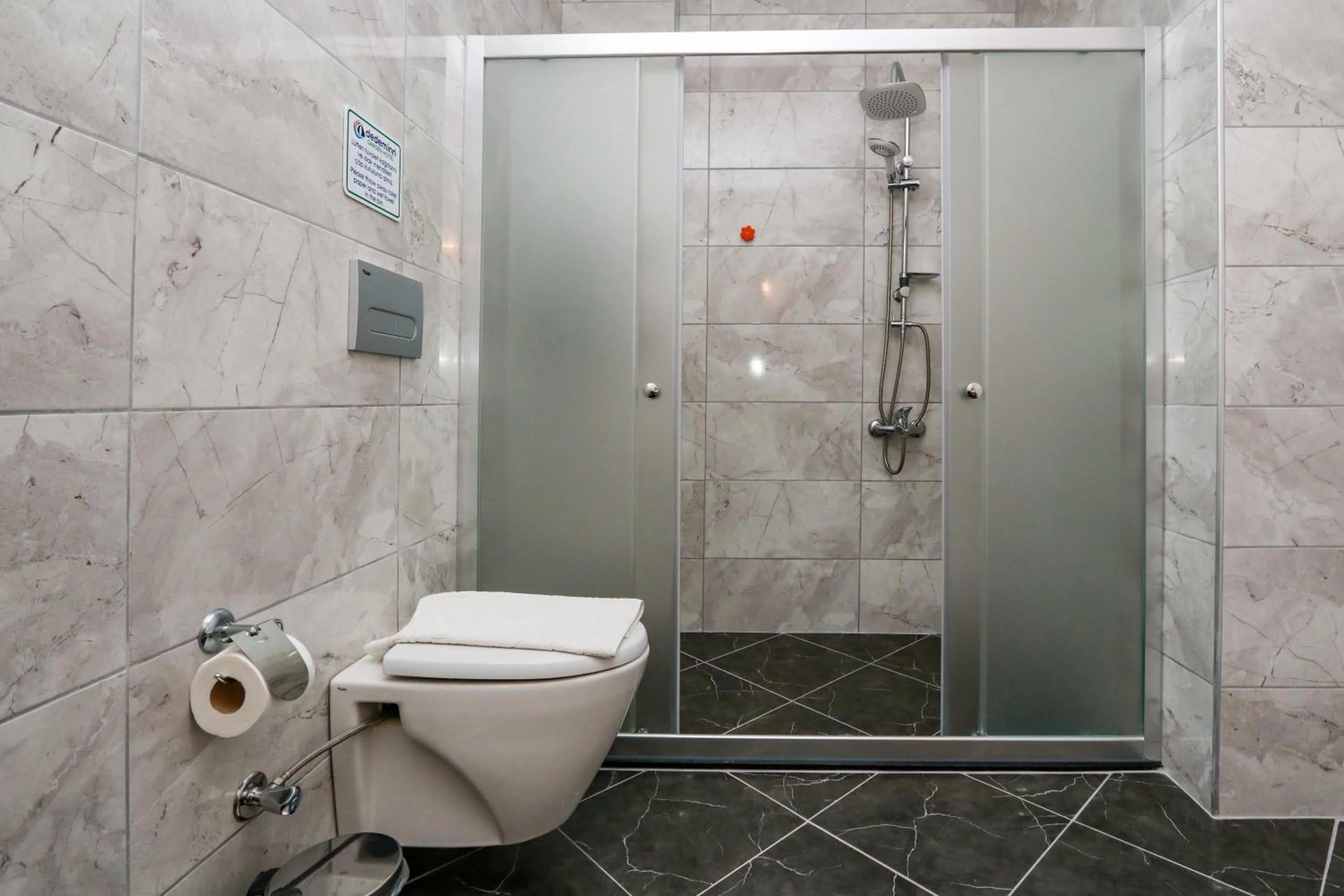 Bathroom in Dedeminn Garden Hotel