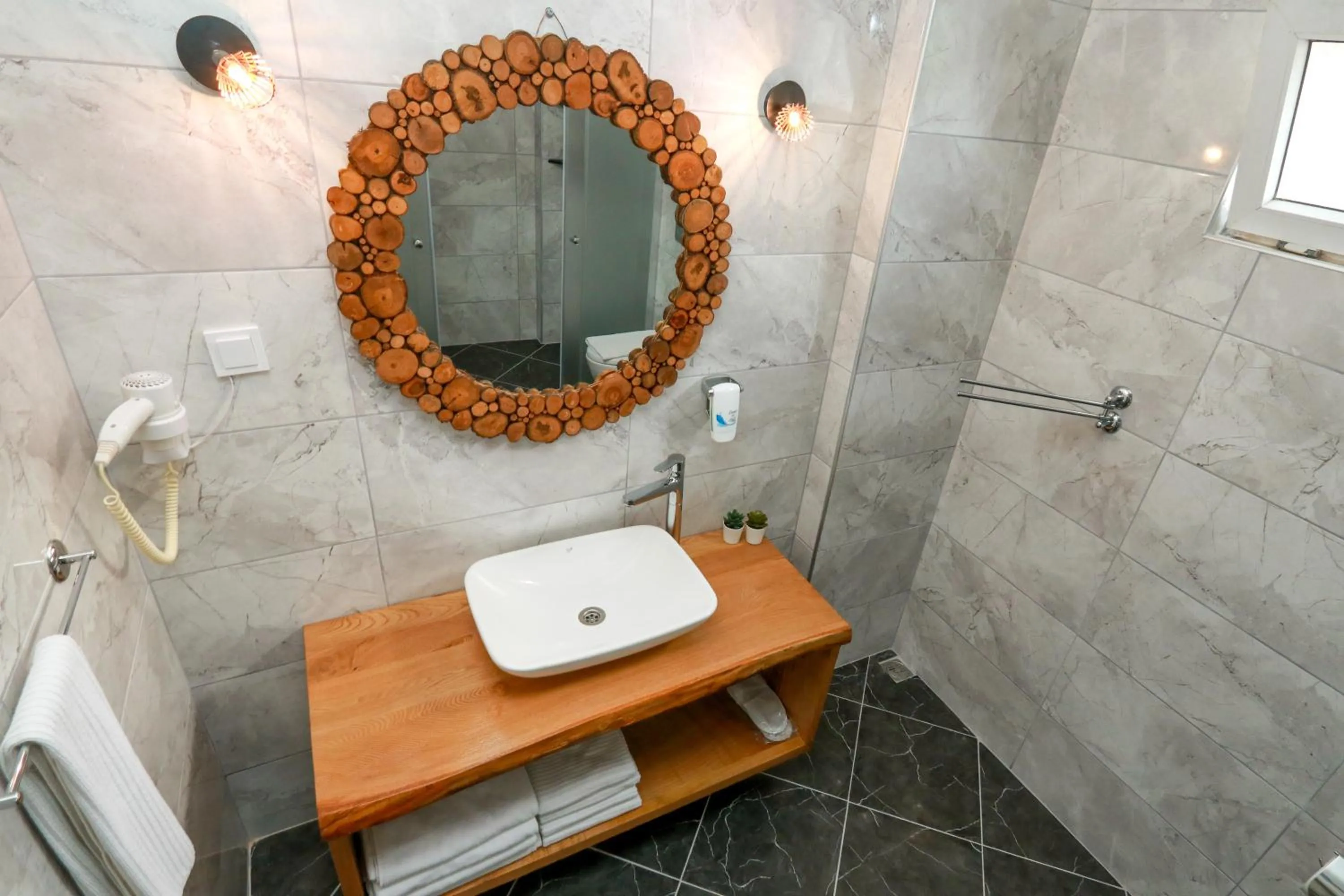 Shower in Dedeminn Garden Hotel