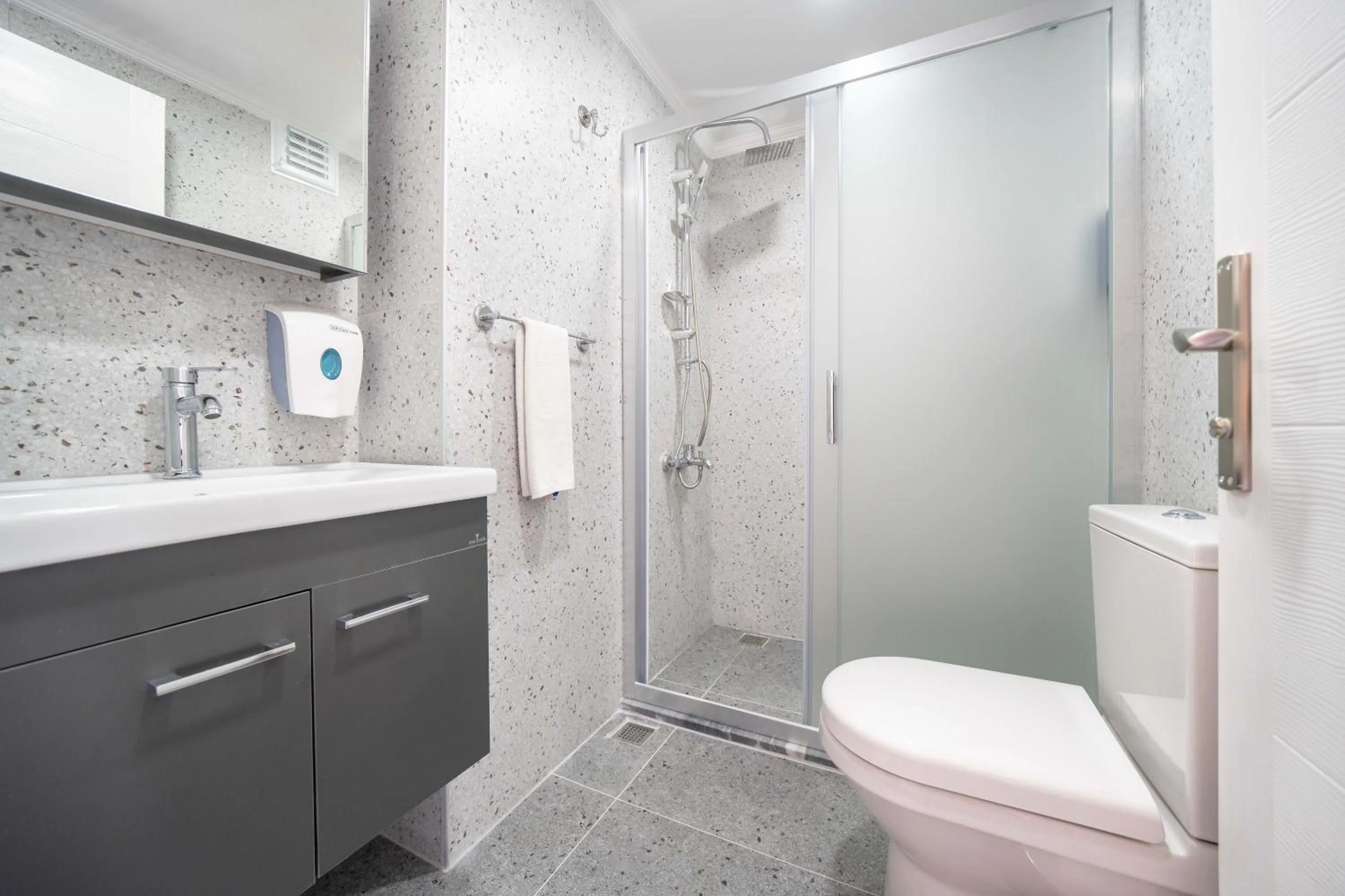 Shower in Dedeminn Garden Hotel