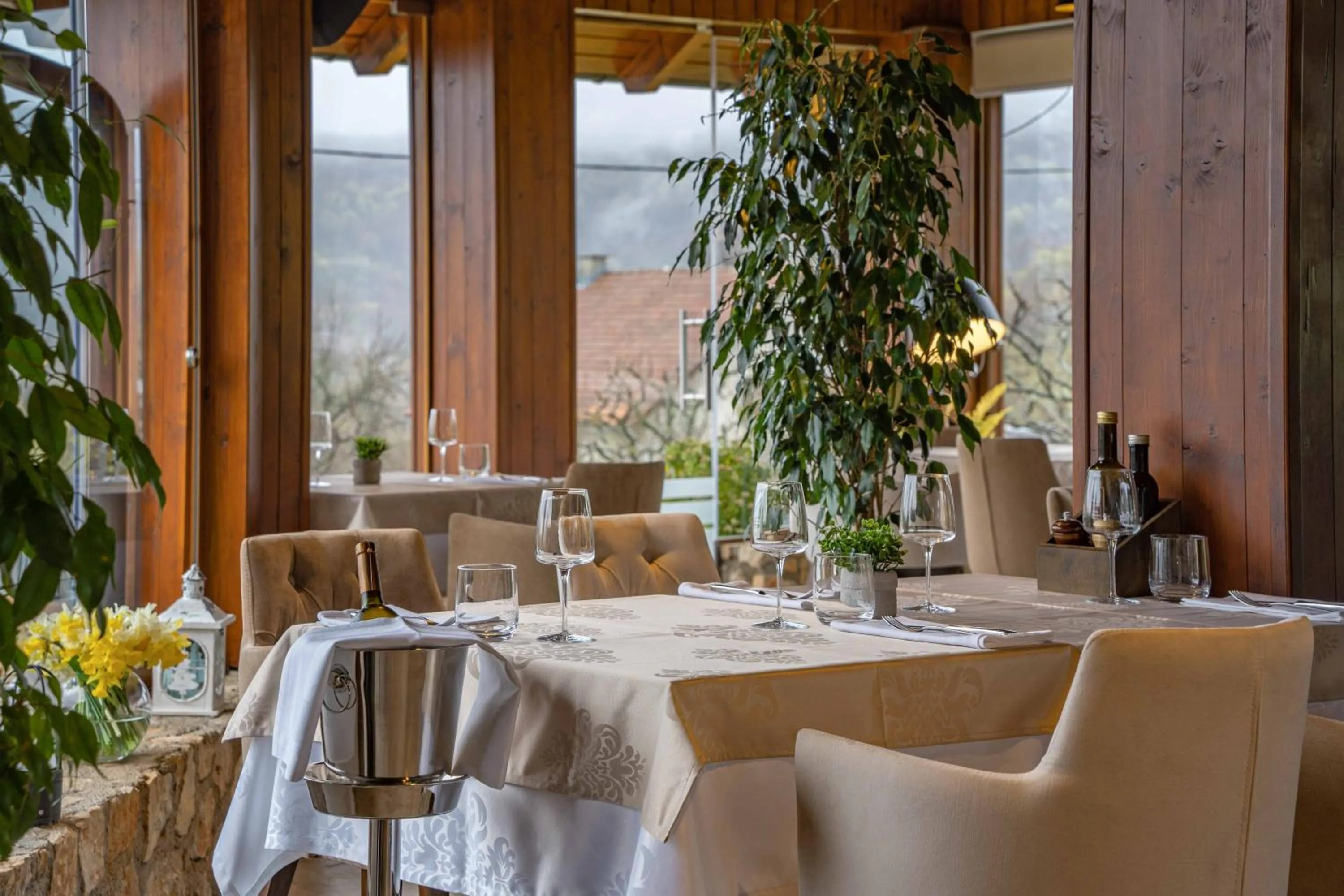 Restaurant/places to eat in Hotel Degenija