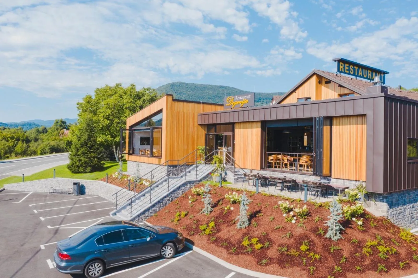 Restaurant/places to eat in Hotel Degenija