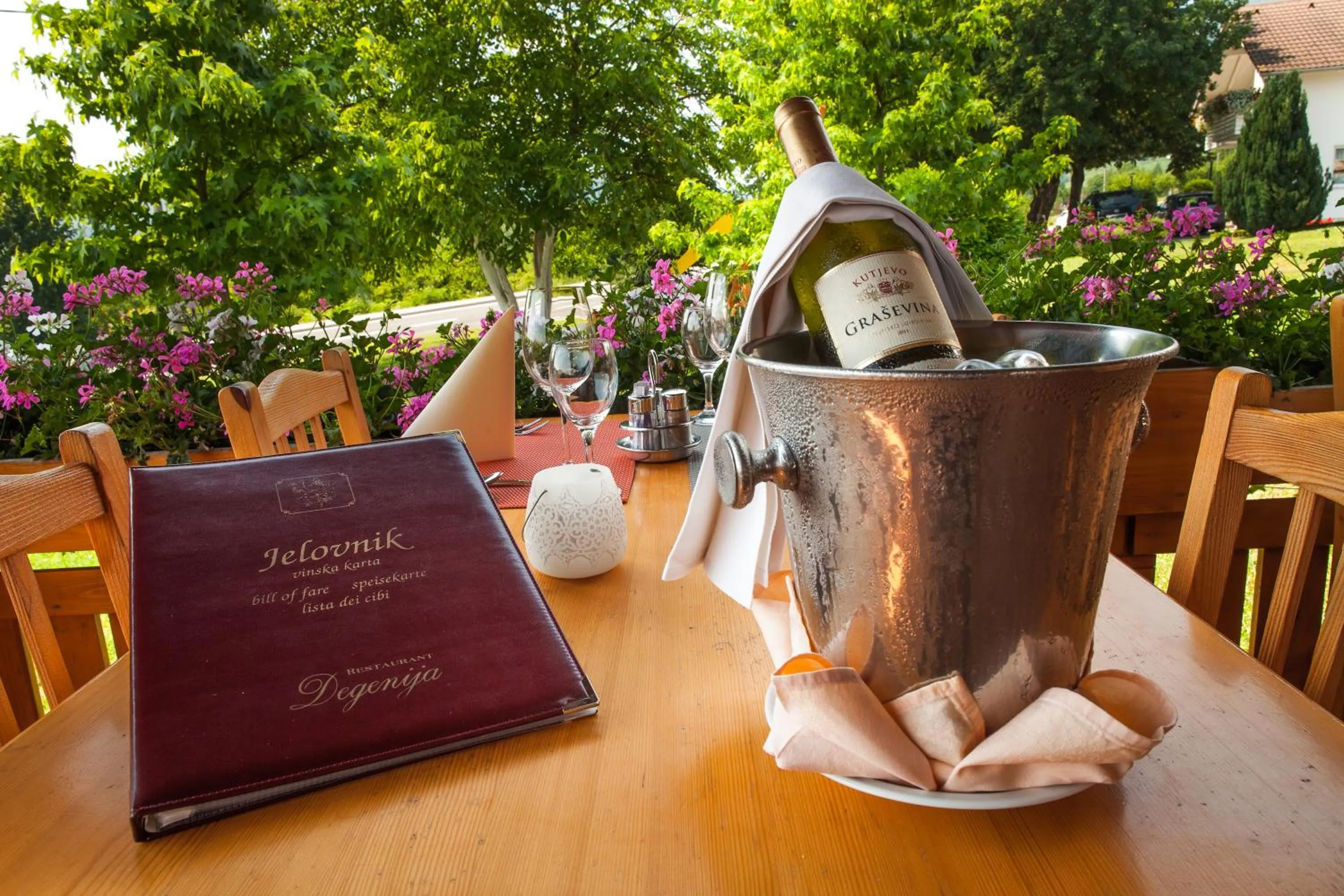 Restaurant/places to eat in Hotel Degenija