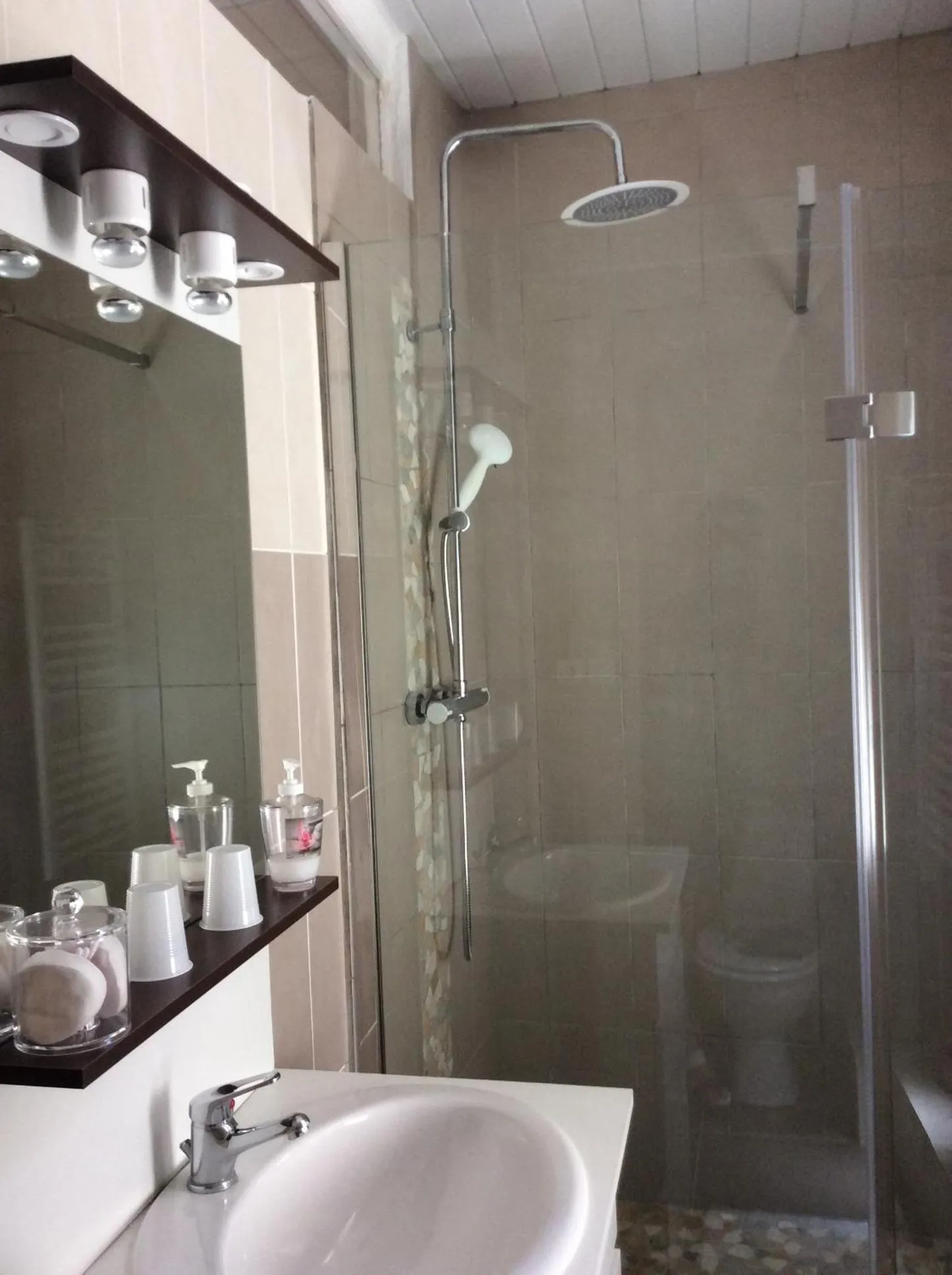 Shower in La Maison d'Olivier