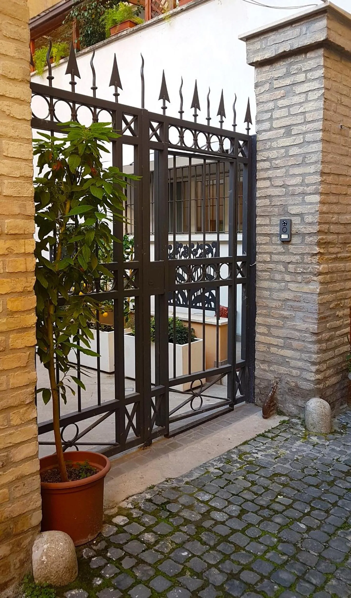 Facade/entrance in CIVICO 7 Holiday Rooms