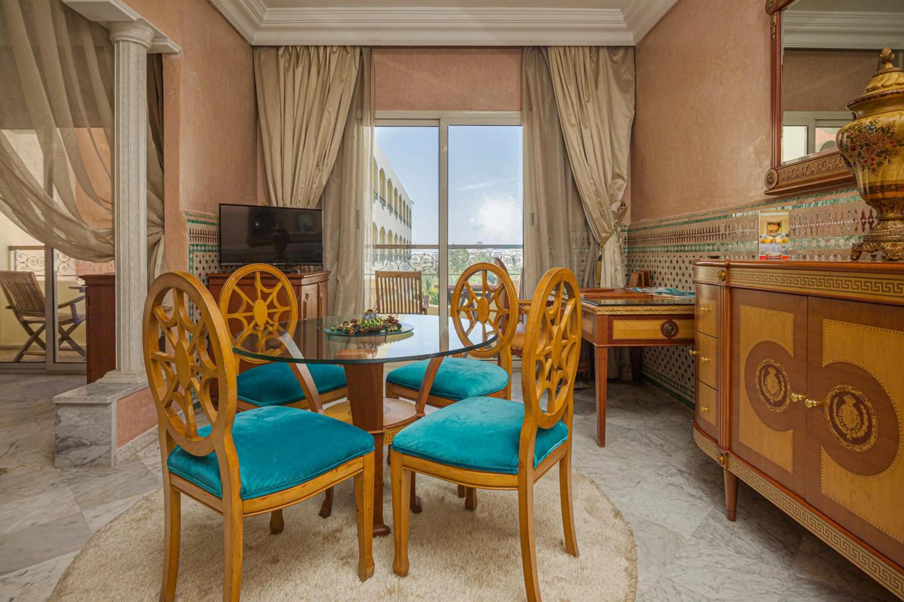 Communal lounge/ TV room in Zalagh Parc Palace