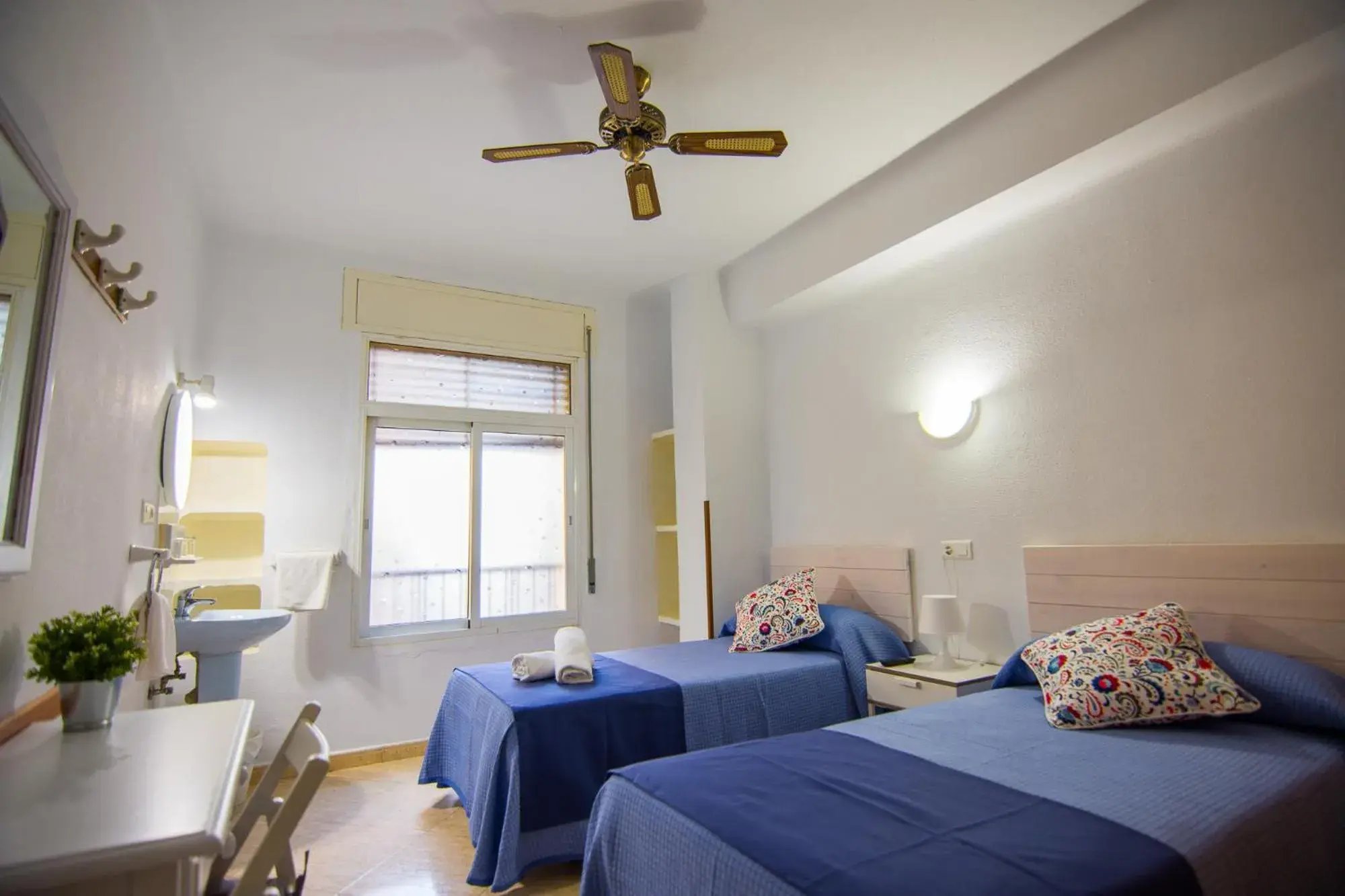 Double or Twin Room with Shared Bathroom in Hostal Guillot Double or Twin Room with Shared Bathroom in Hostal Guillot