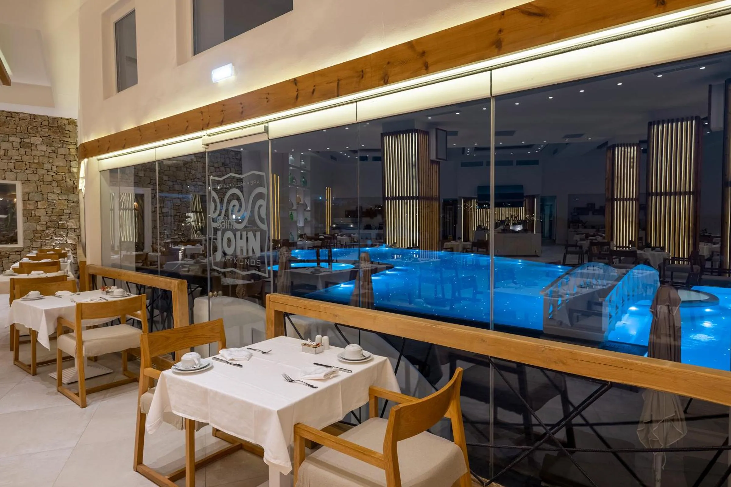 Restaurant/places to eat in Saint John Hotel Villas & Spa