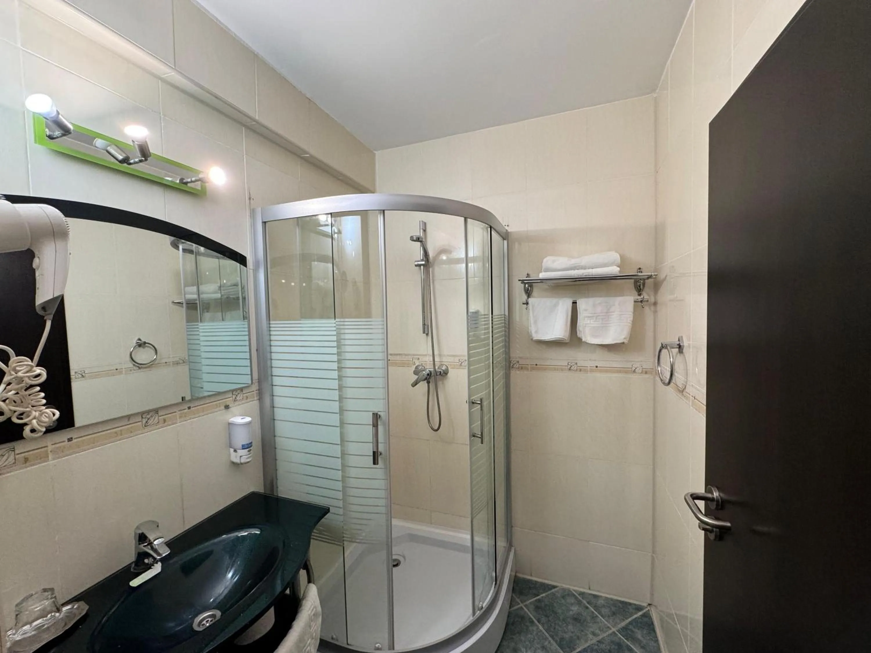 Shower in Hotel ZEN-Aeroport