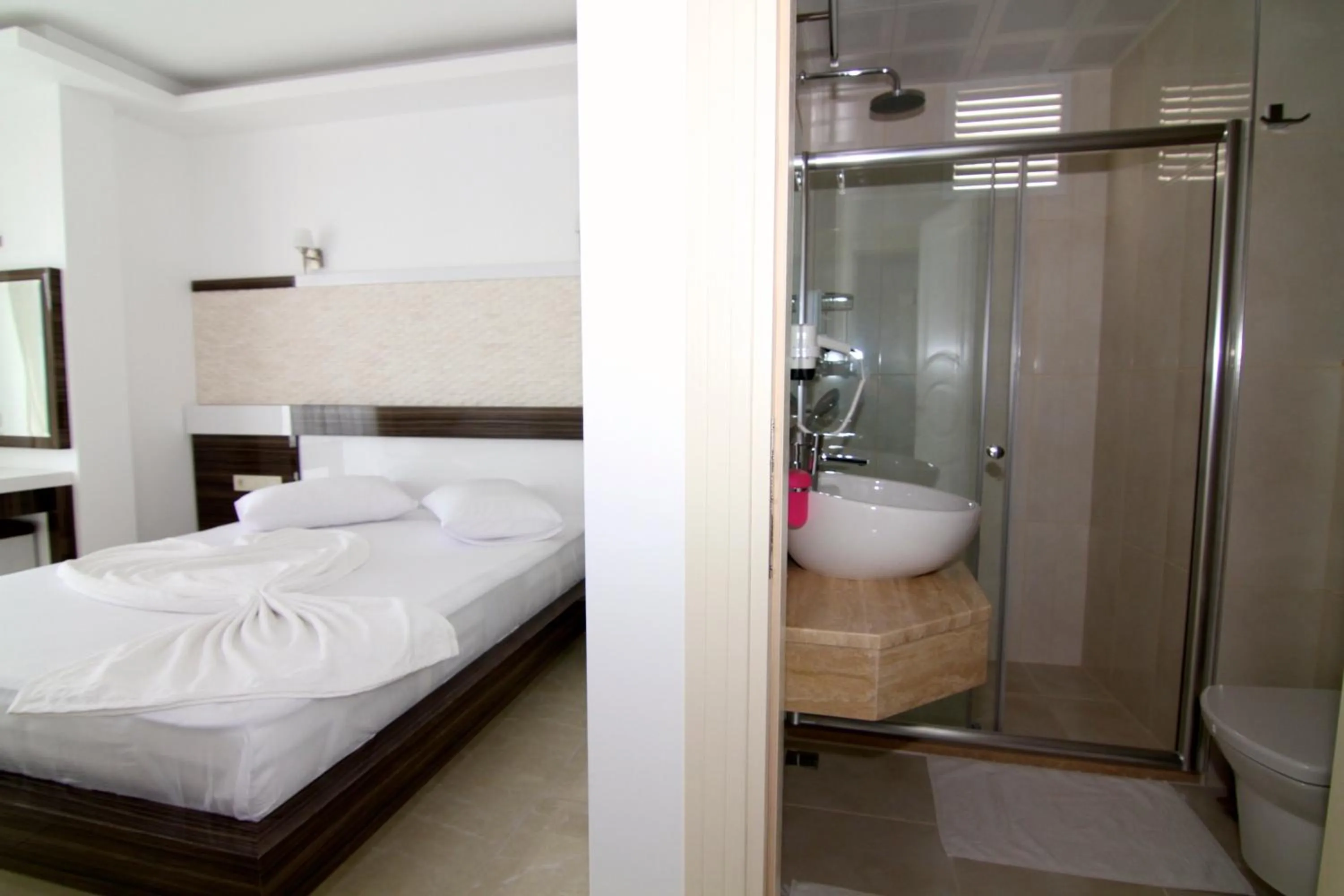 Bathroom, Bed in Kas Maki Hotel