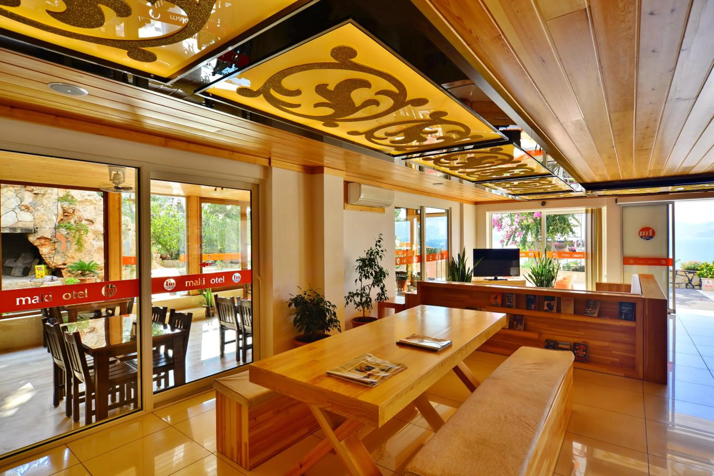 Communal lounge/ TV room in Kas Maki Hotel