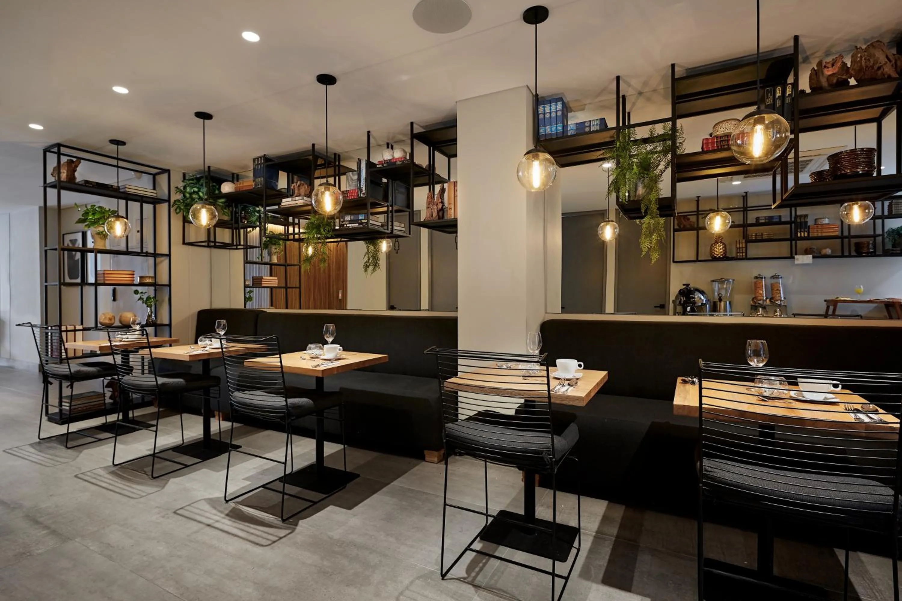 Restaurant/places to eat in 14 Urban Hotel