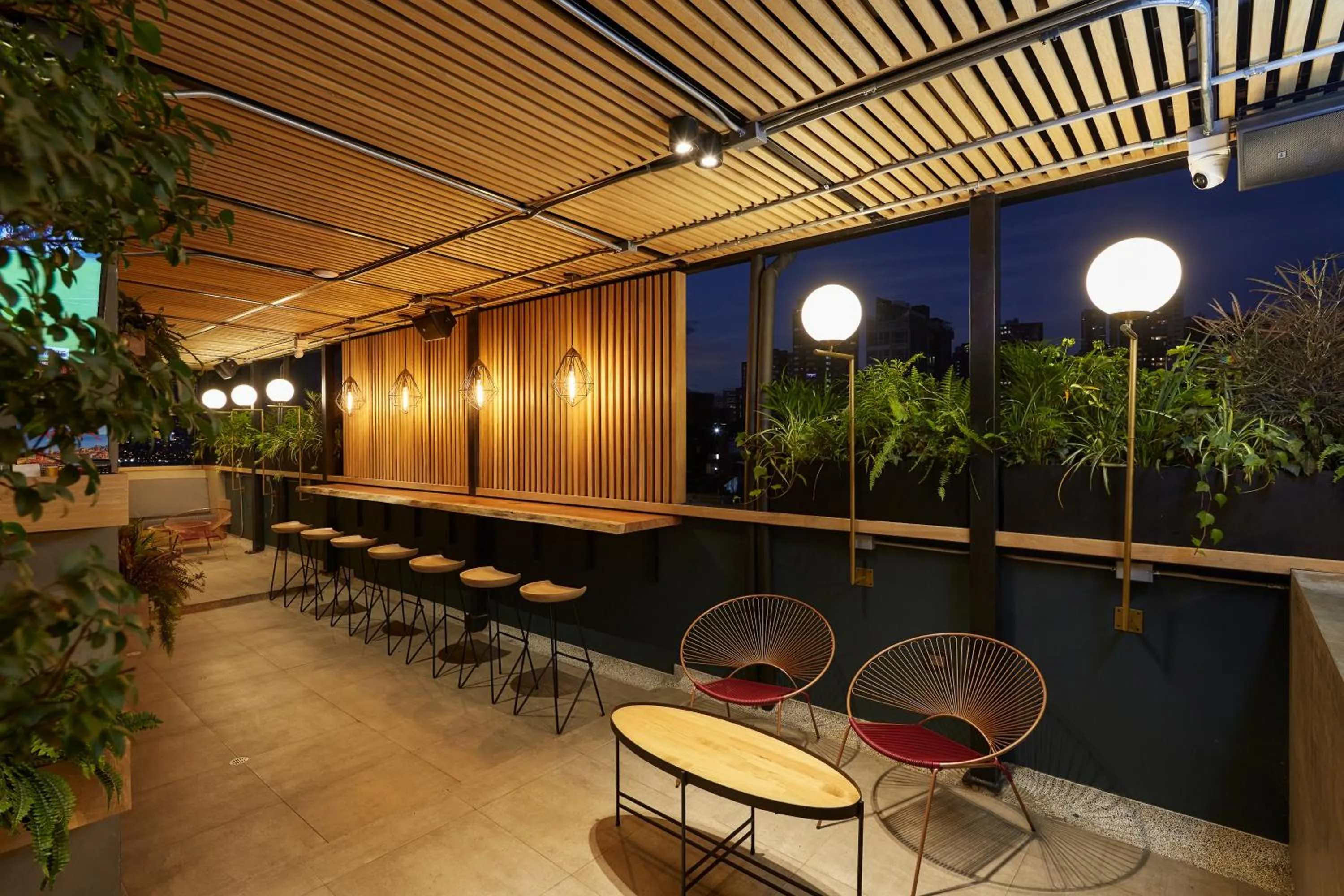 Area and facilities in 14 Urban Hotel