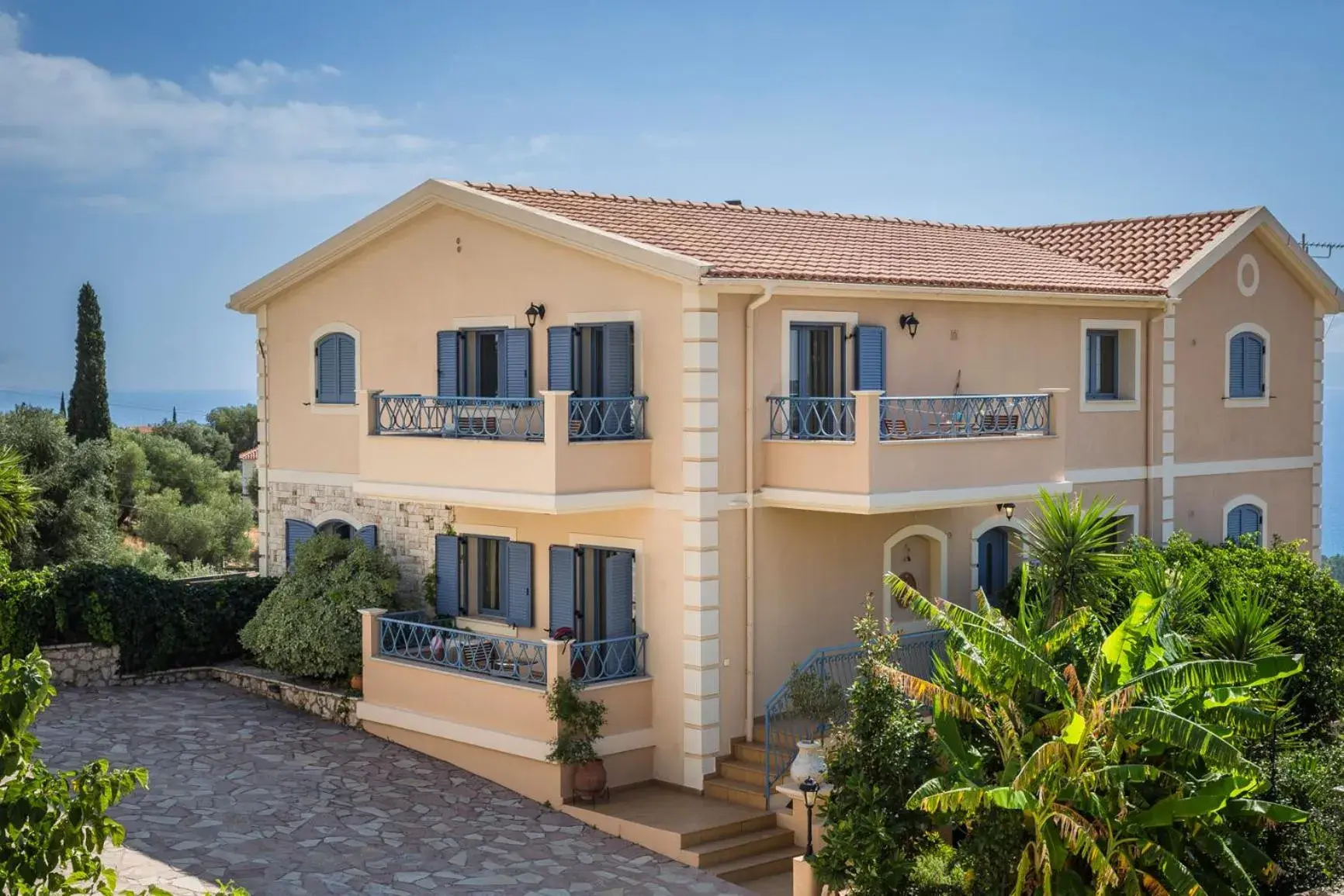 Property building in Diana Studios Property building in Diana Studios