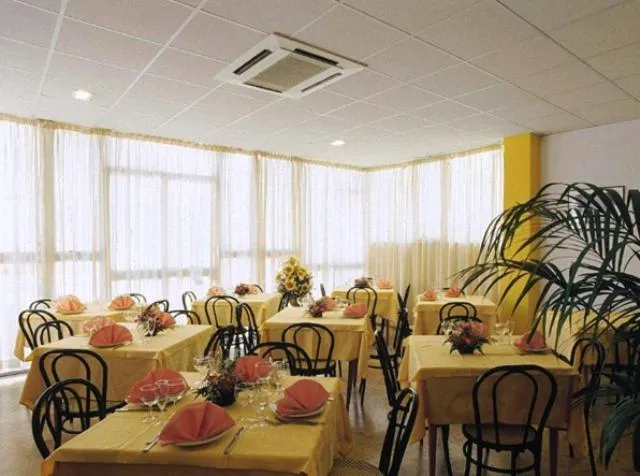 Restaurant/places to eat in Hotel Capitol