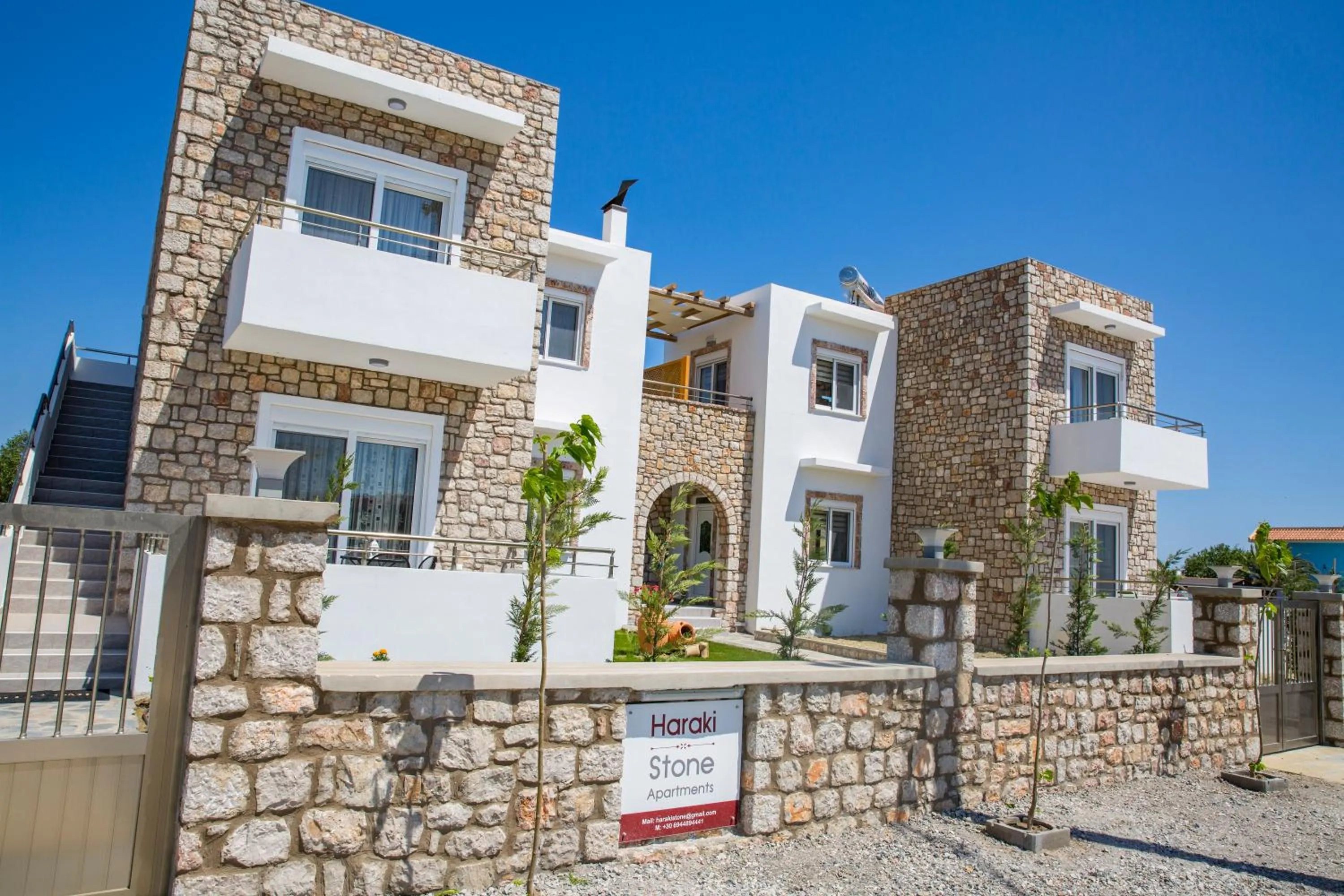 Facade/entrance in Haraki Stone Apartments