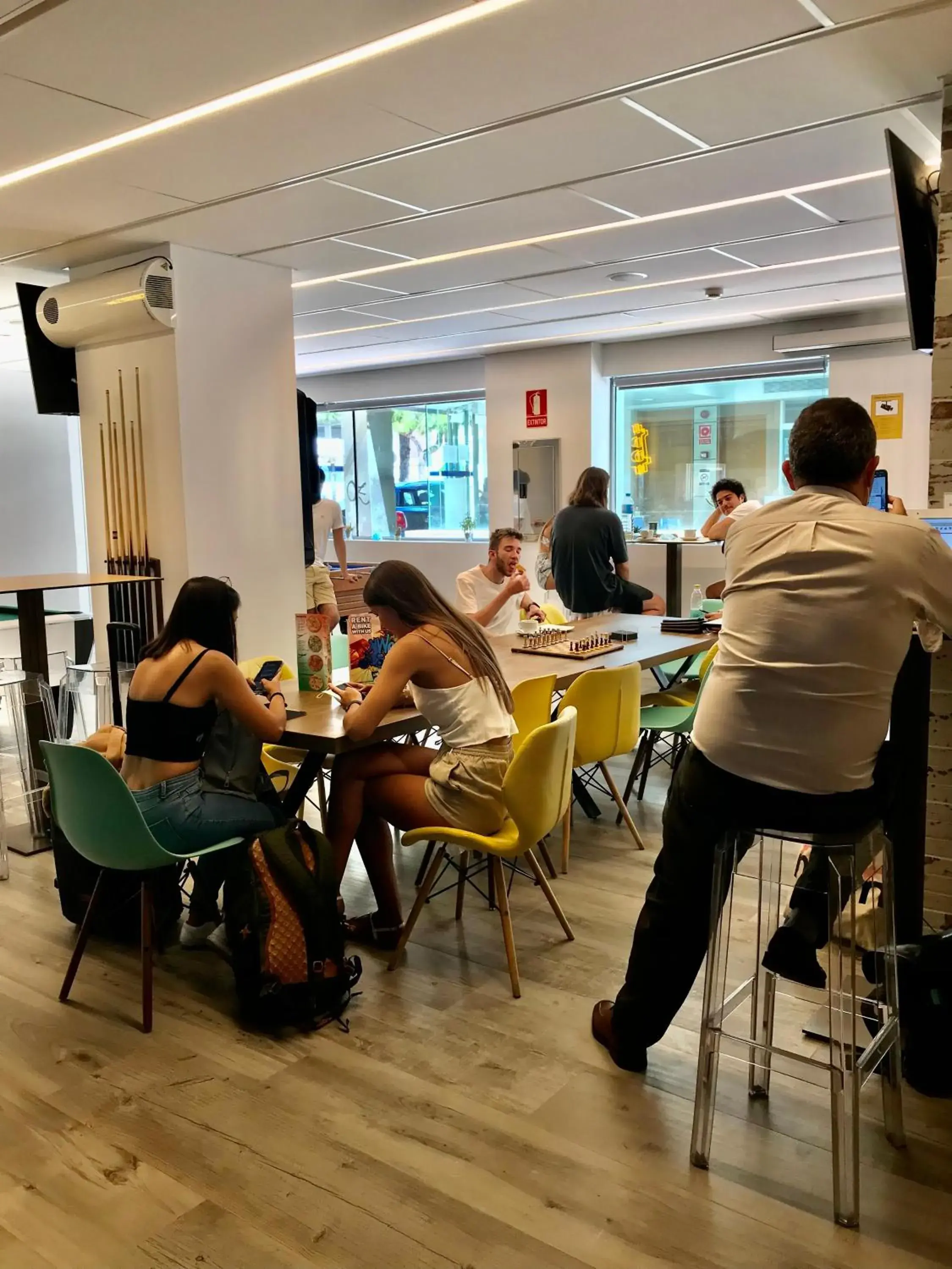 Lounge or bar in We Hostel Palma - Albergue Lounge or bar in We Hostel Palma - Albergue