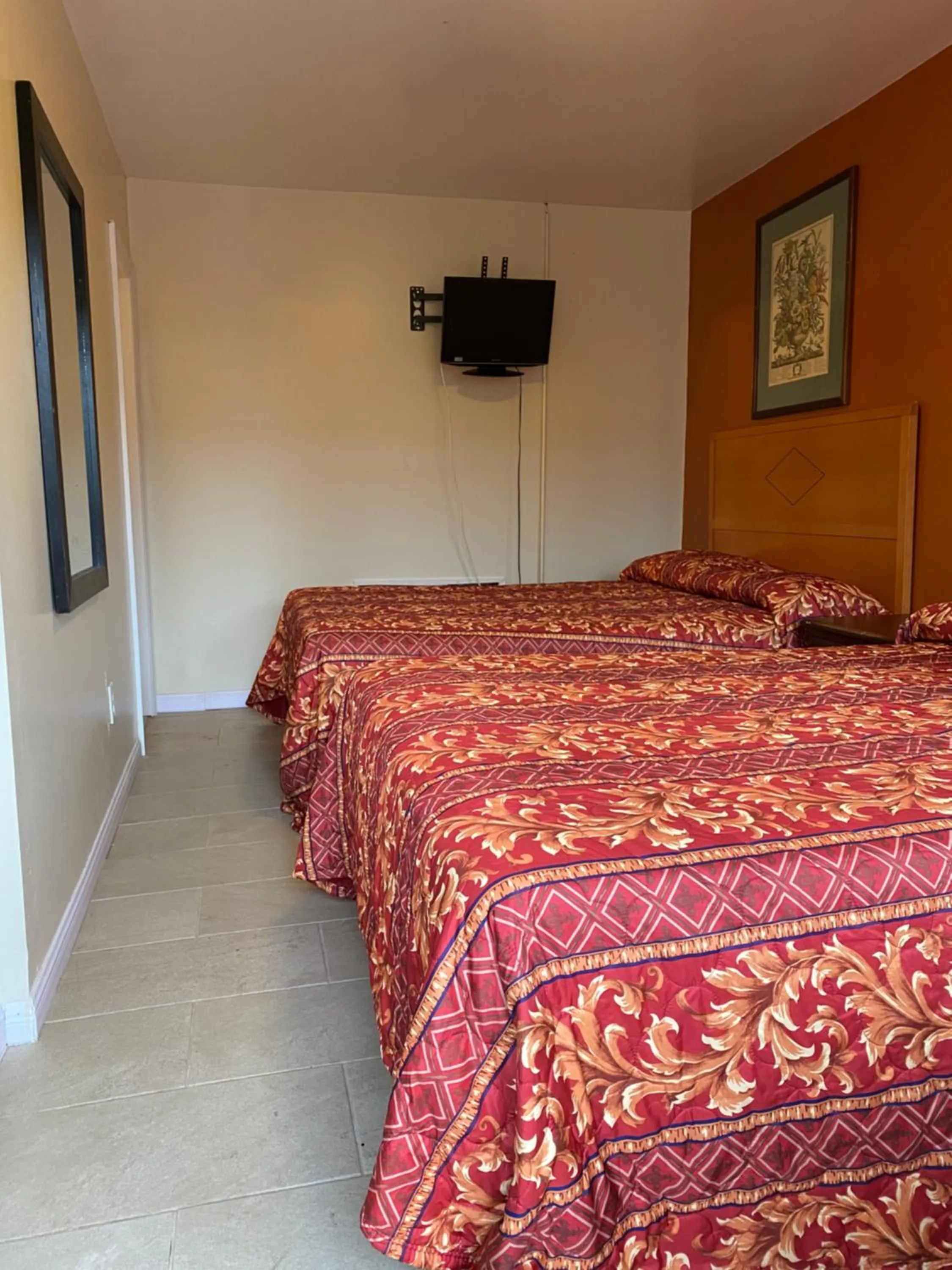 Photo of the whole room in Offshore Motel