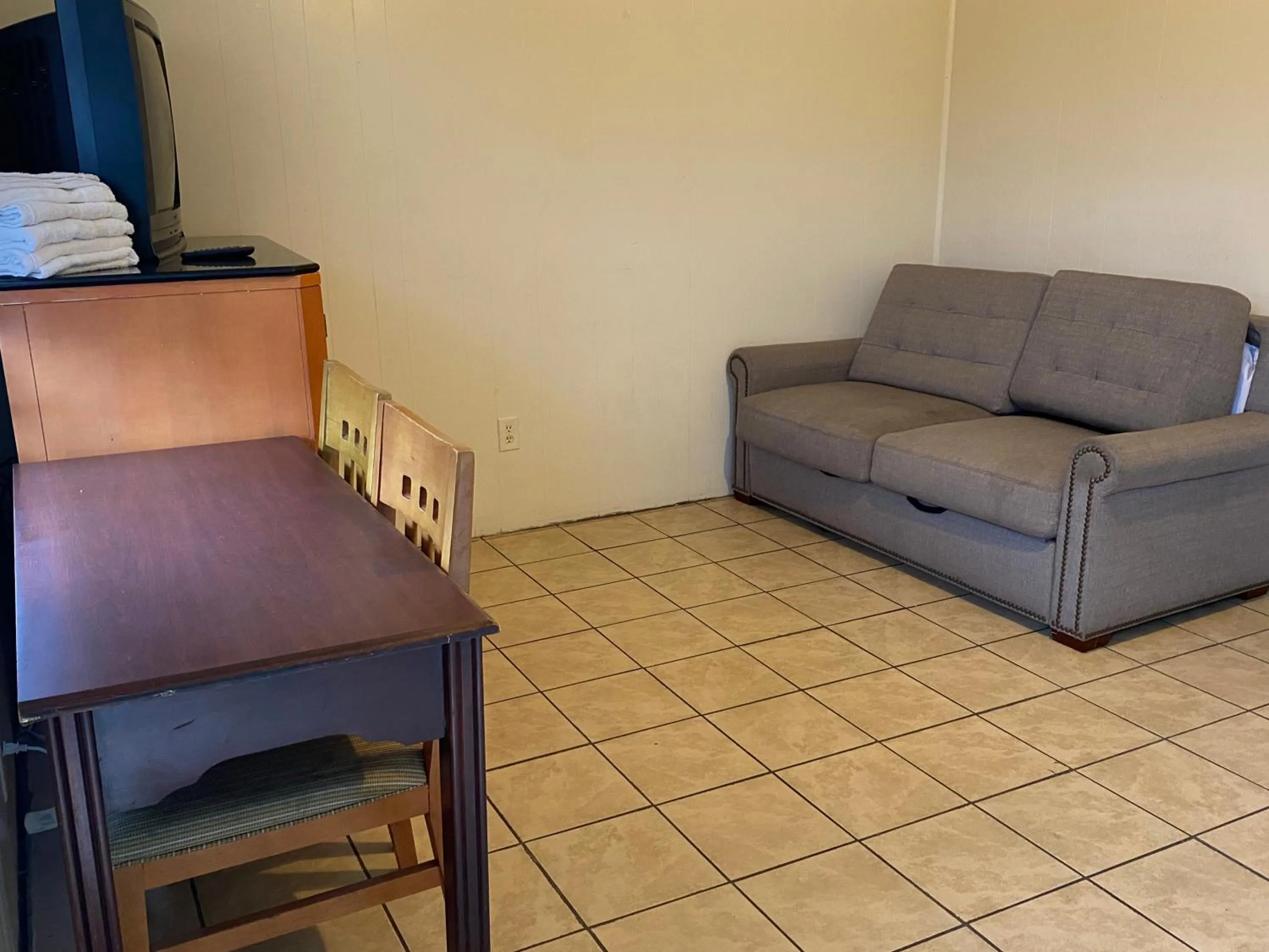 Seating area in Offshore Motel