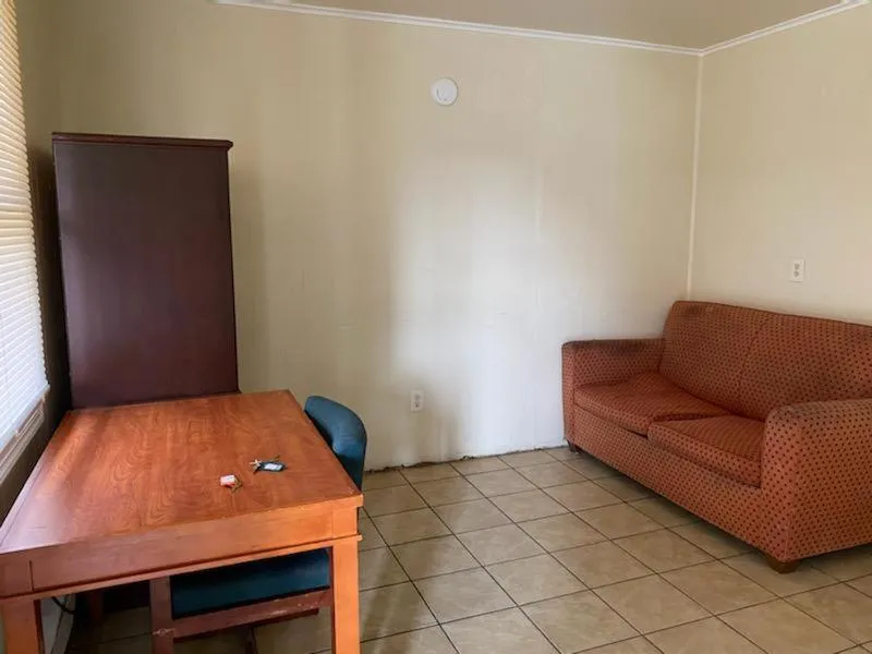 Living room in Offshore Motel