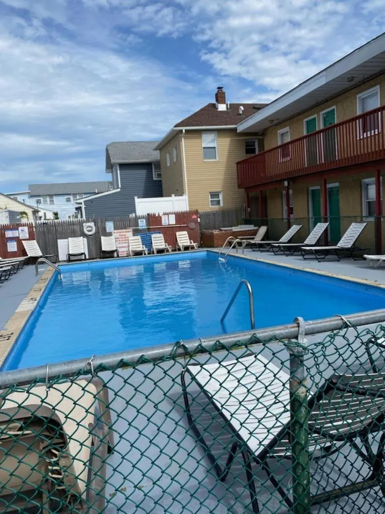 Swimming pool in Offshore Motel