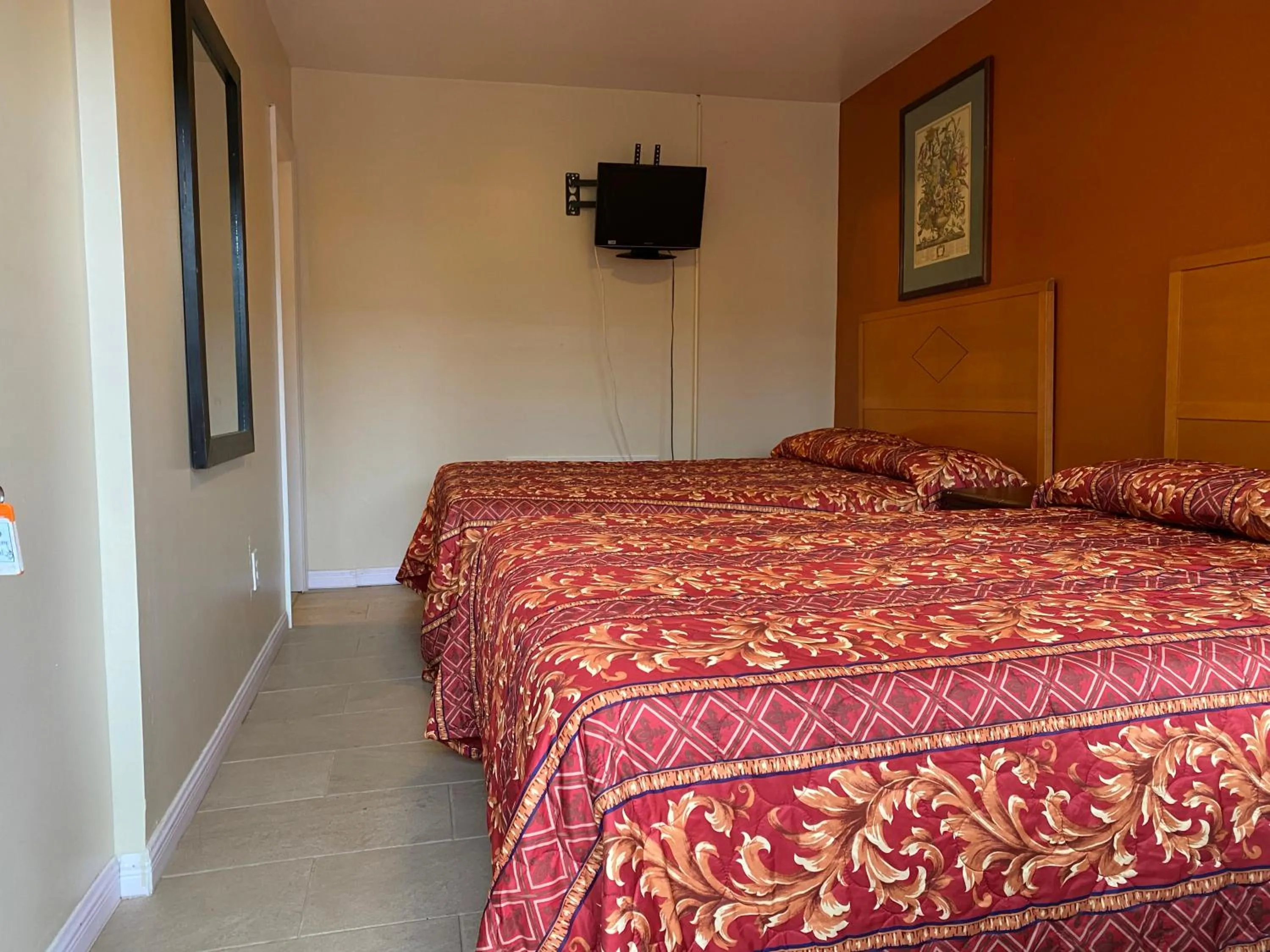 Photo of the whole room in Offshore Motel