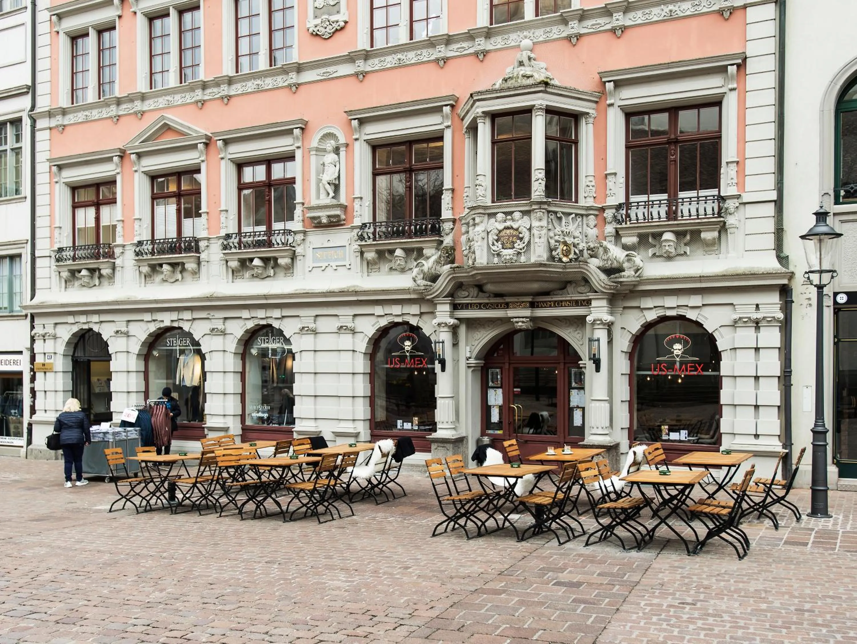 Restaurant/places to eat in Hotel 2B