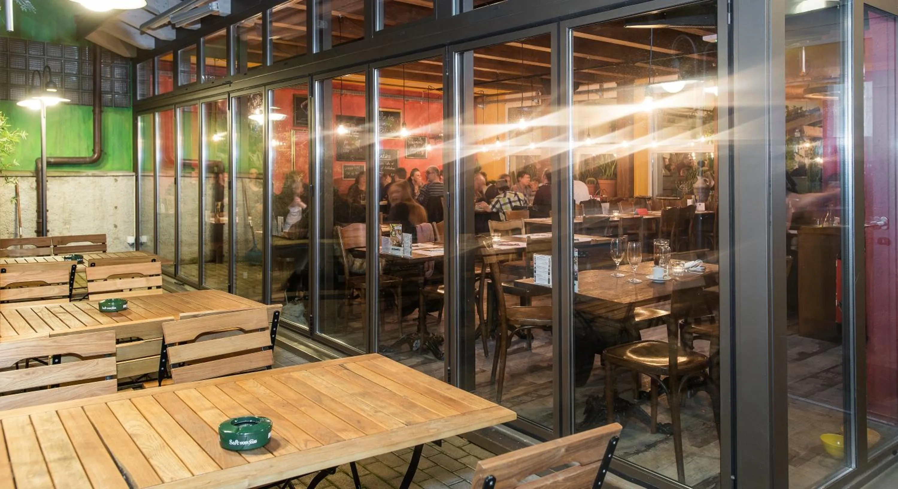 Restaurant/places to eat in Hotel 2B