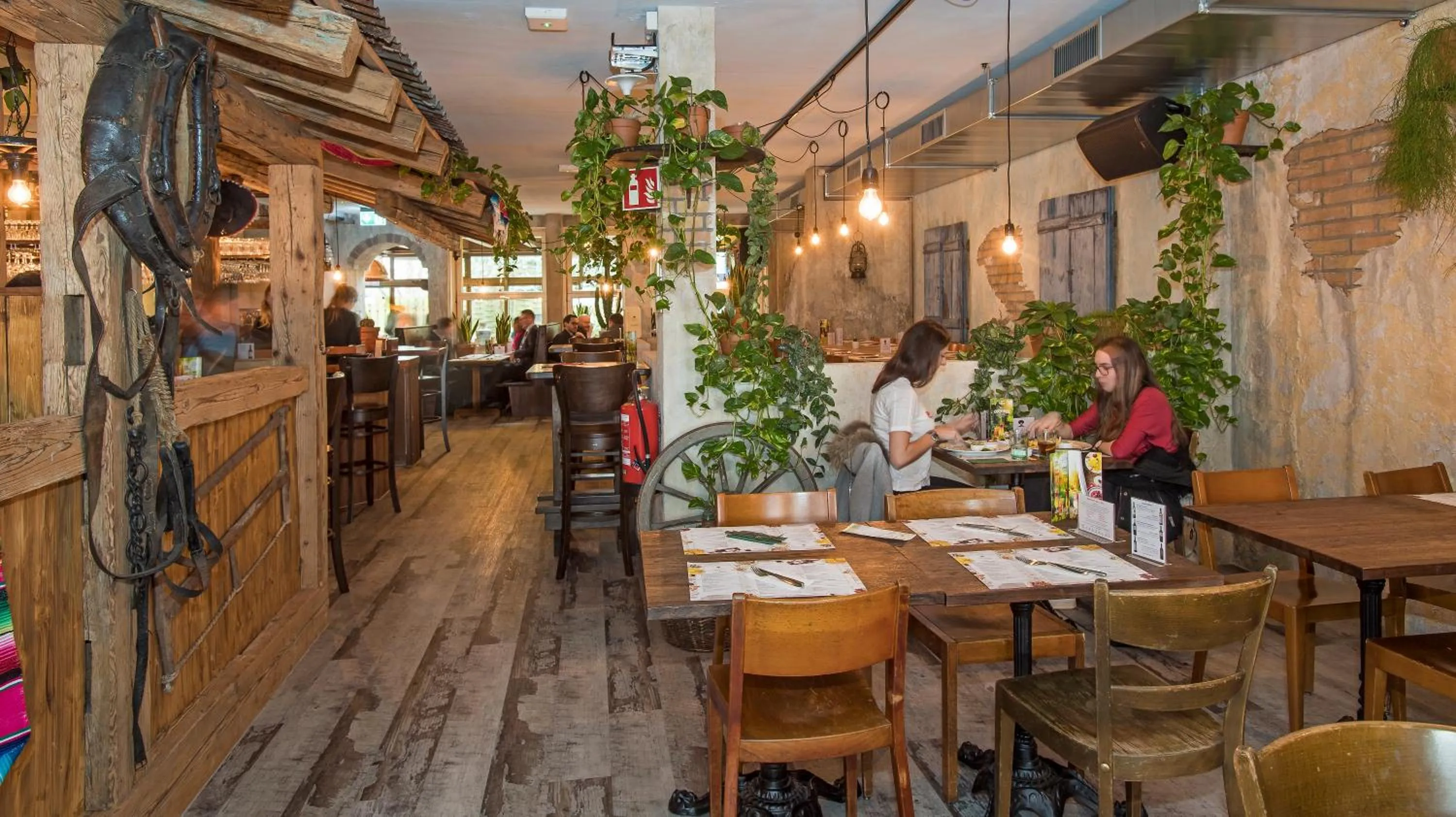 Restaurant/places to eat in Hotel 2B