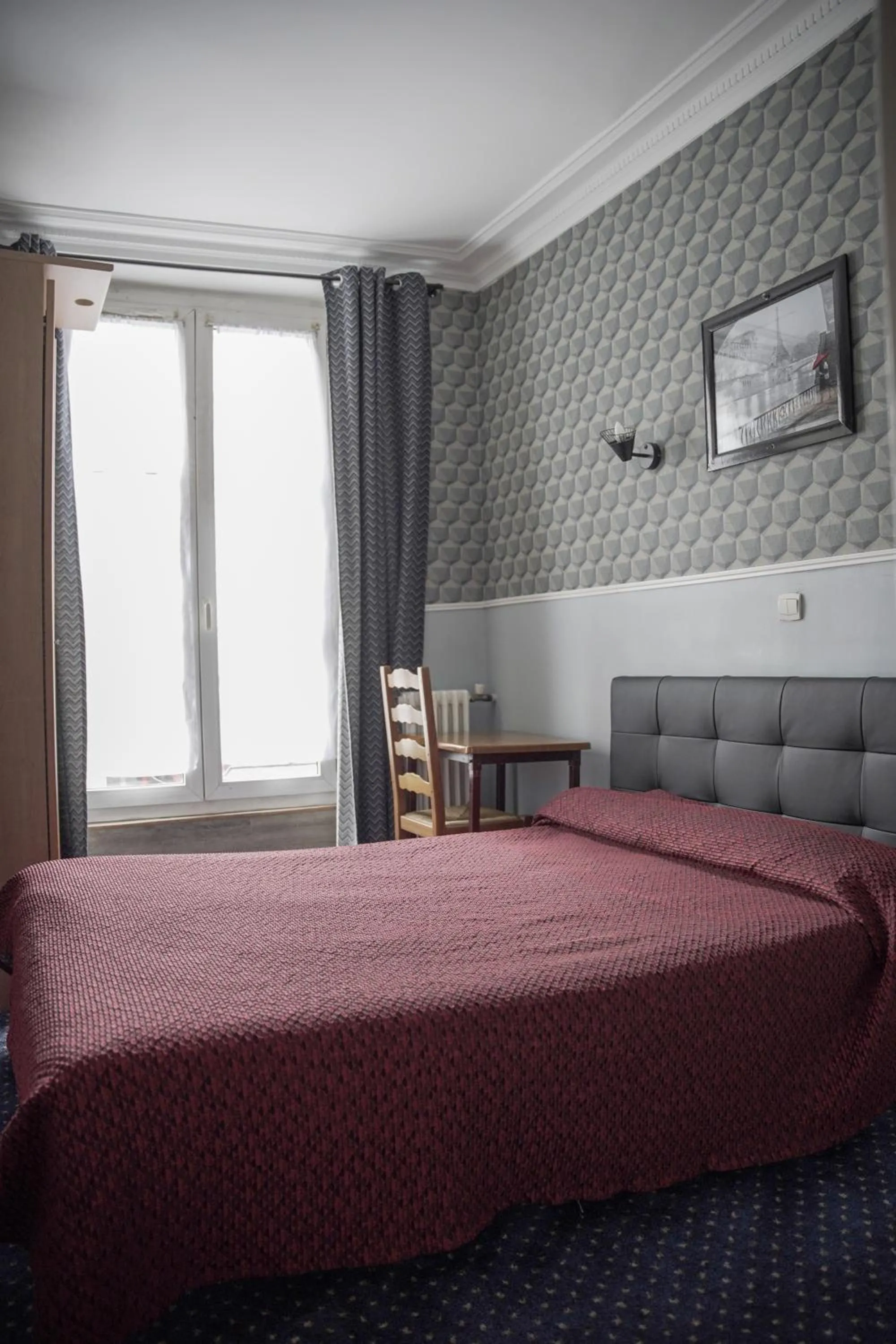 Property building, Bed in Sully Hôtel