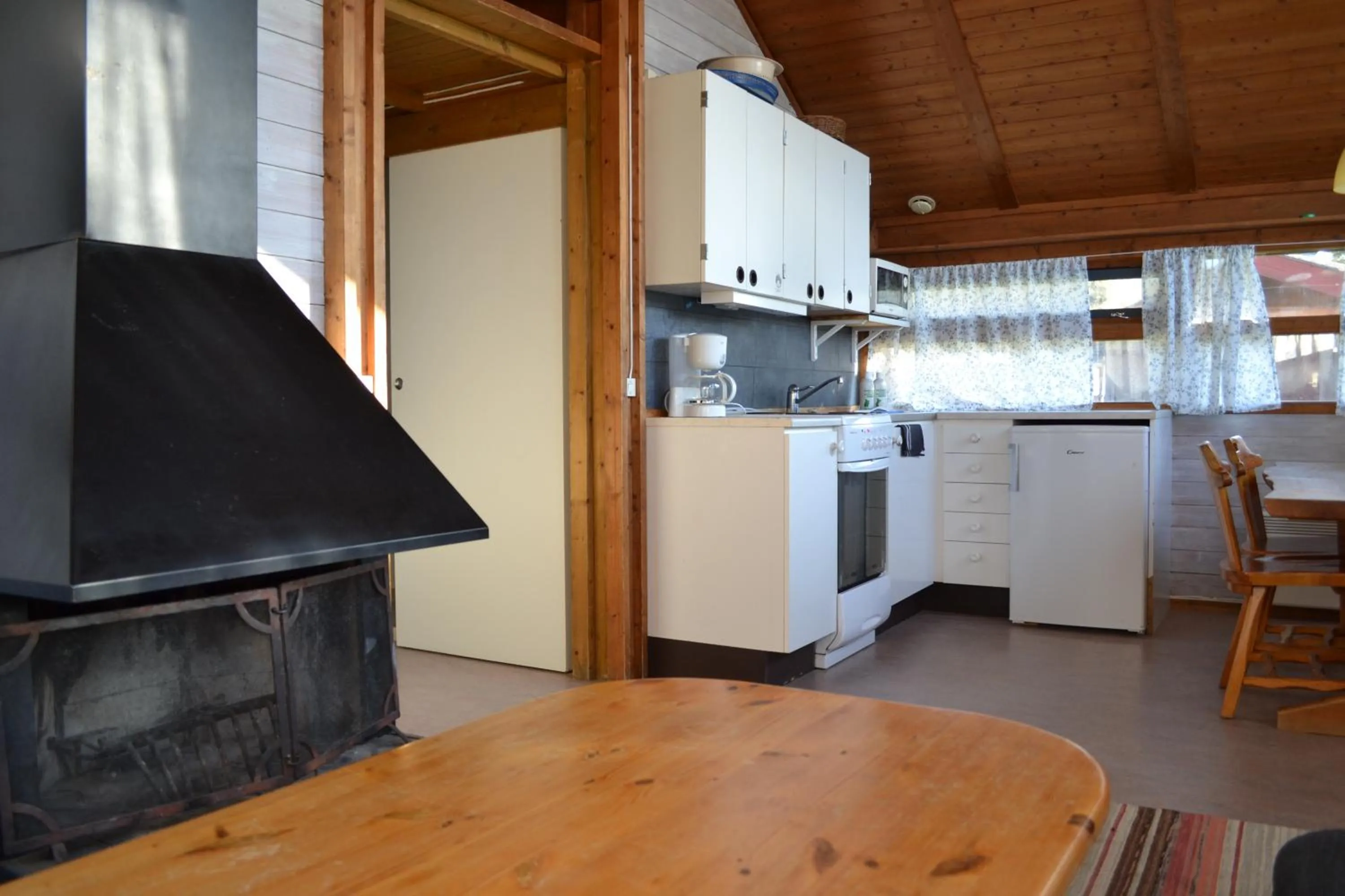 Kitchen or kitchenette in First Camp Enåbadet - Rättvik