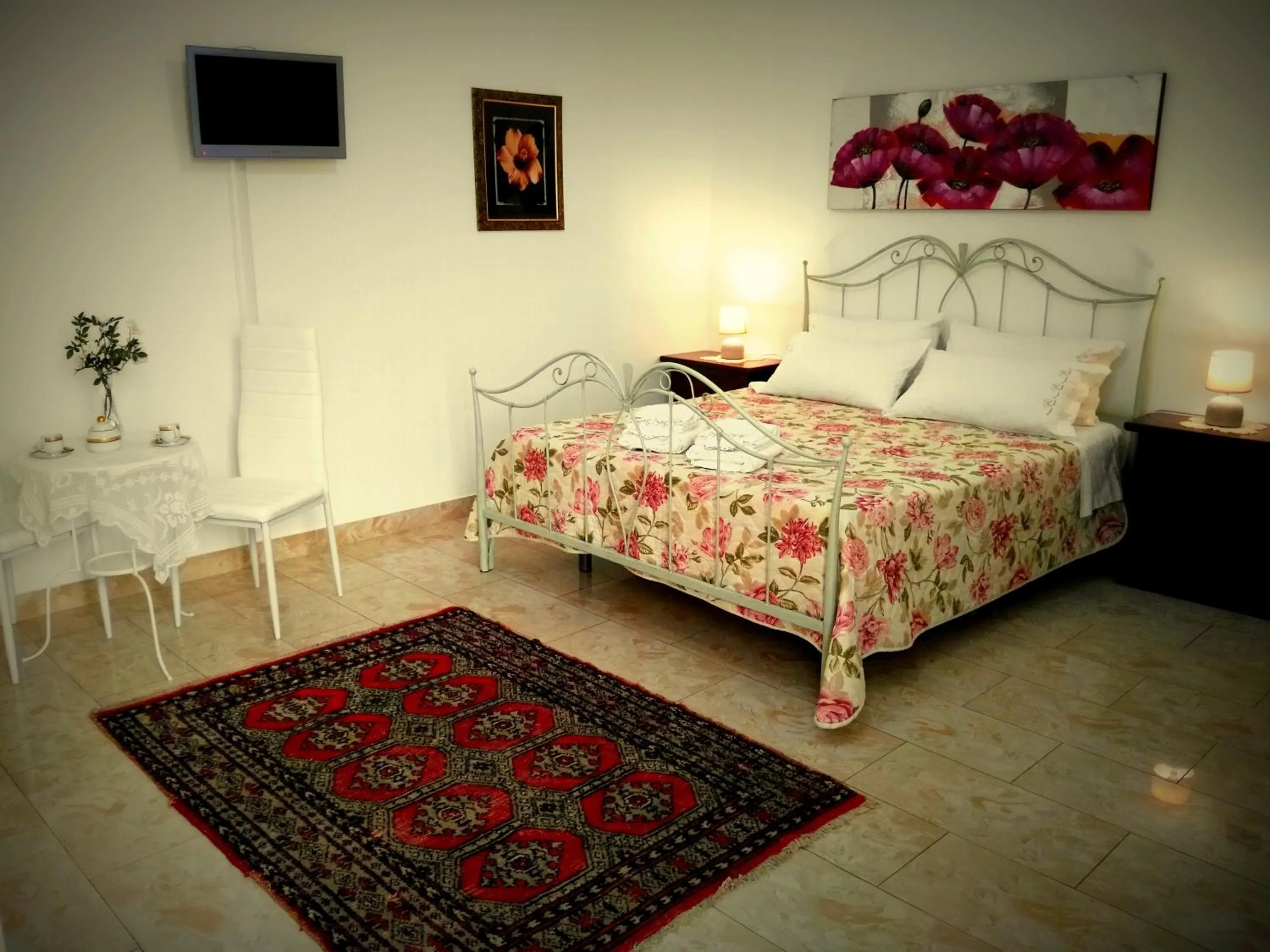 Photo of the whole room, Bed in B&B Main Street