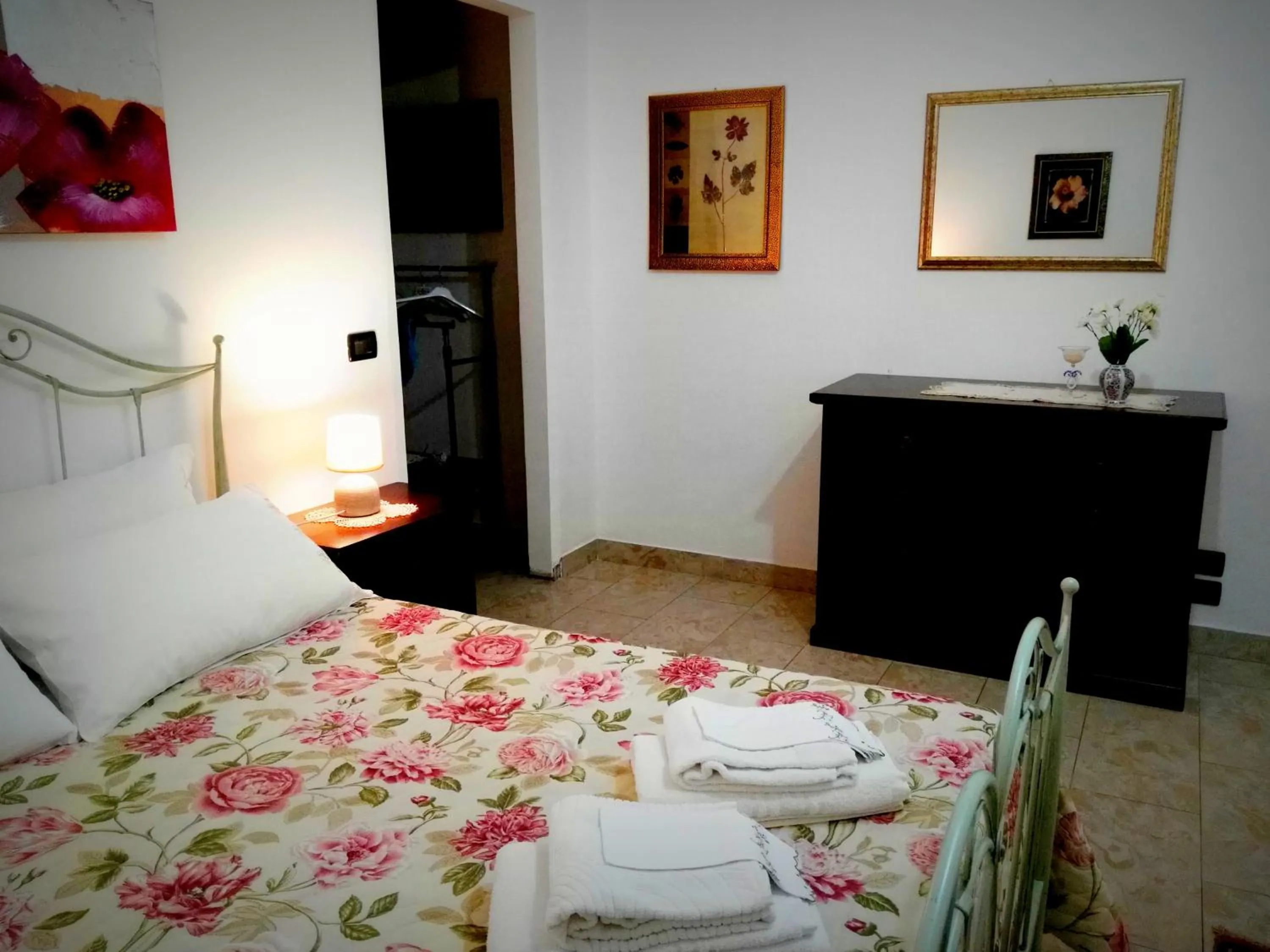 Photo of the whole room, Bed in B&B Main Street