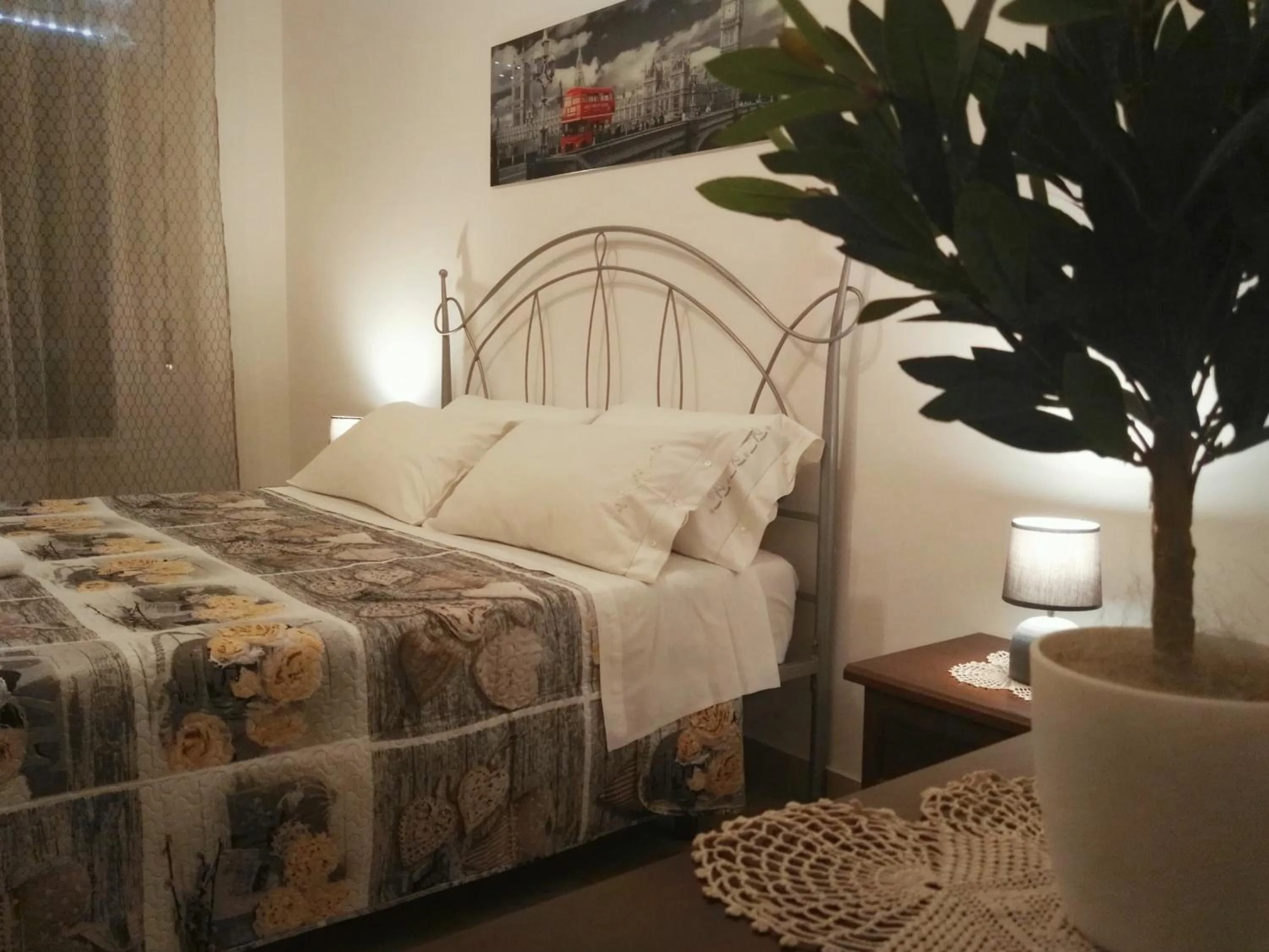 Photo of the whole room, Bed in B&B Main Street