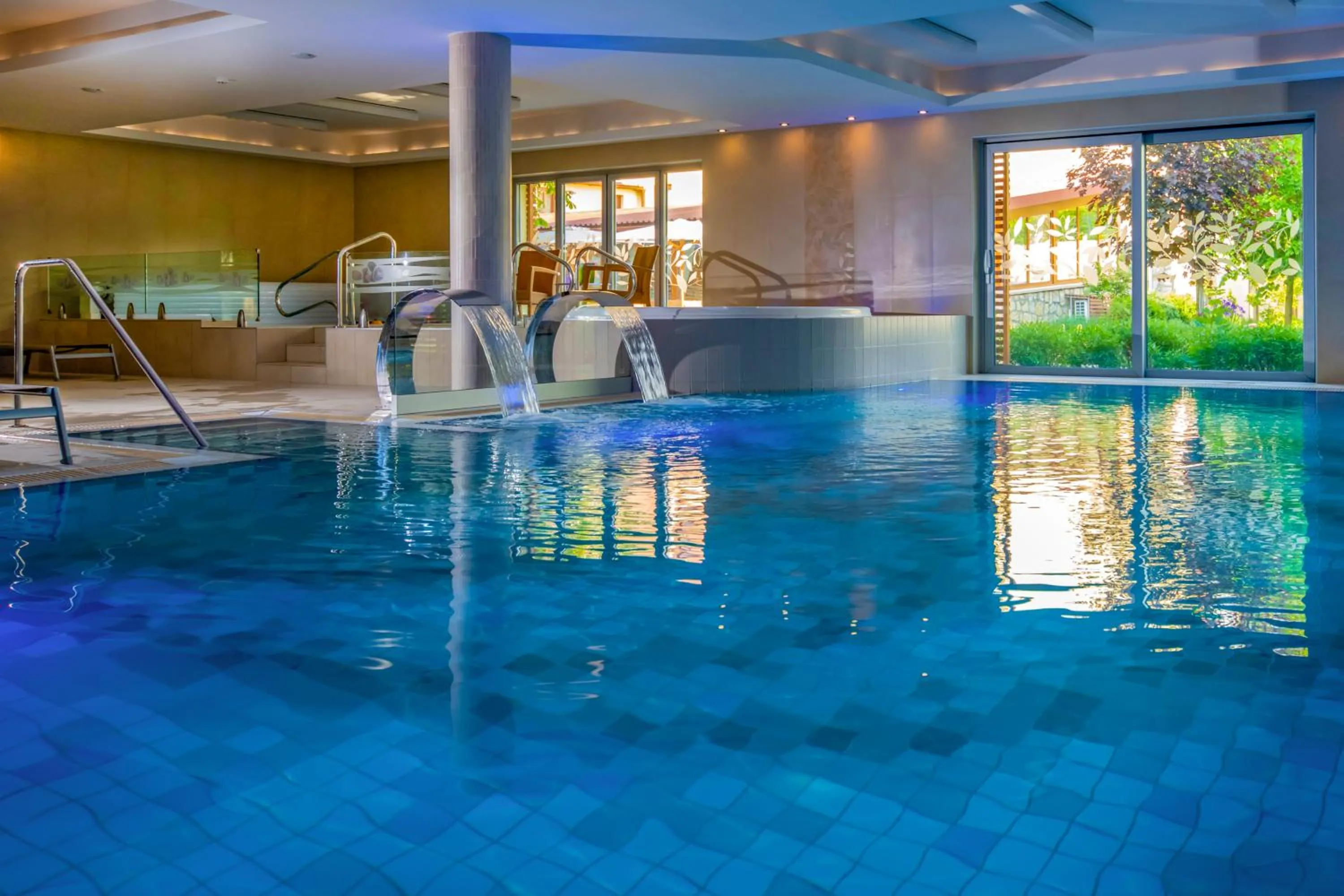 Swimming pool in Betekints Wellness Hotel