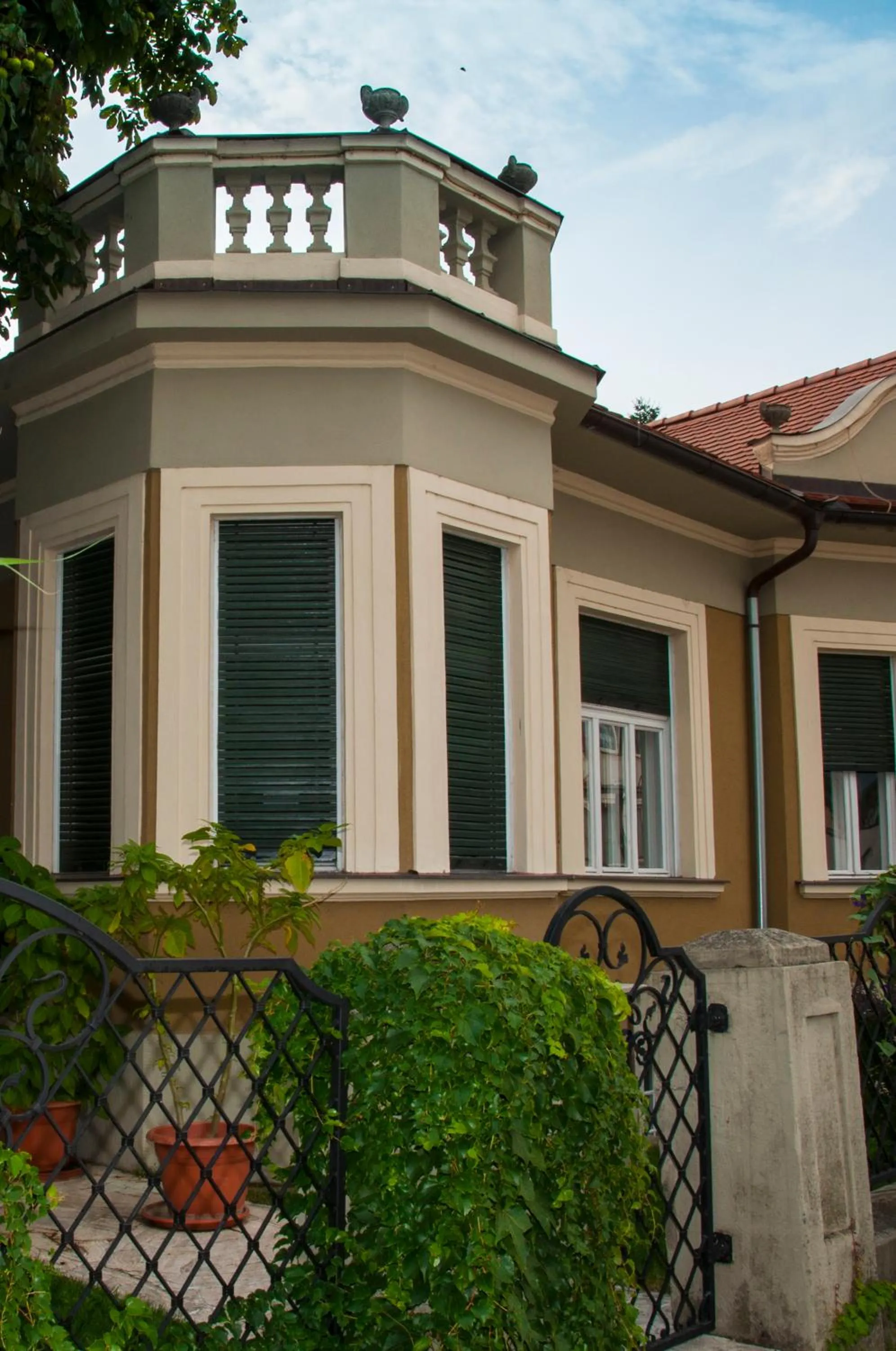 Property building in Hotel Bow Garden