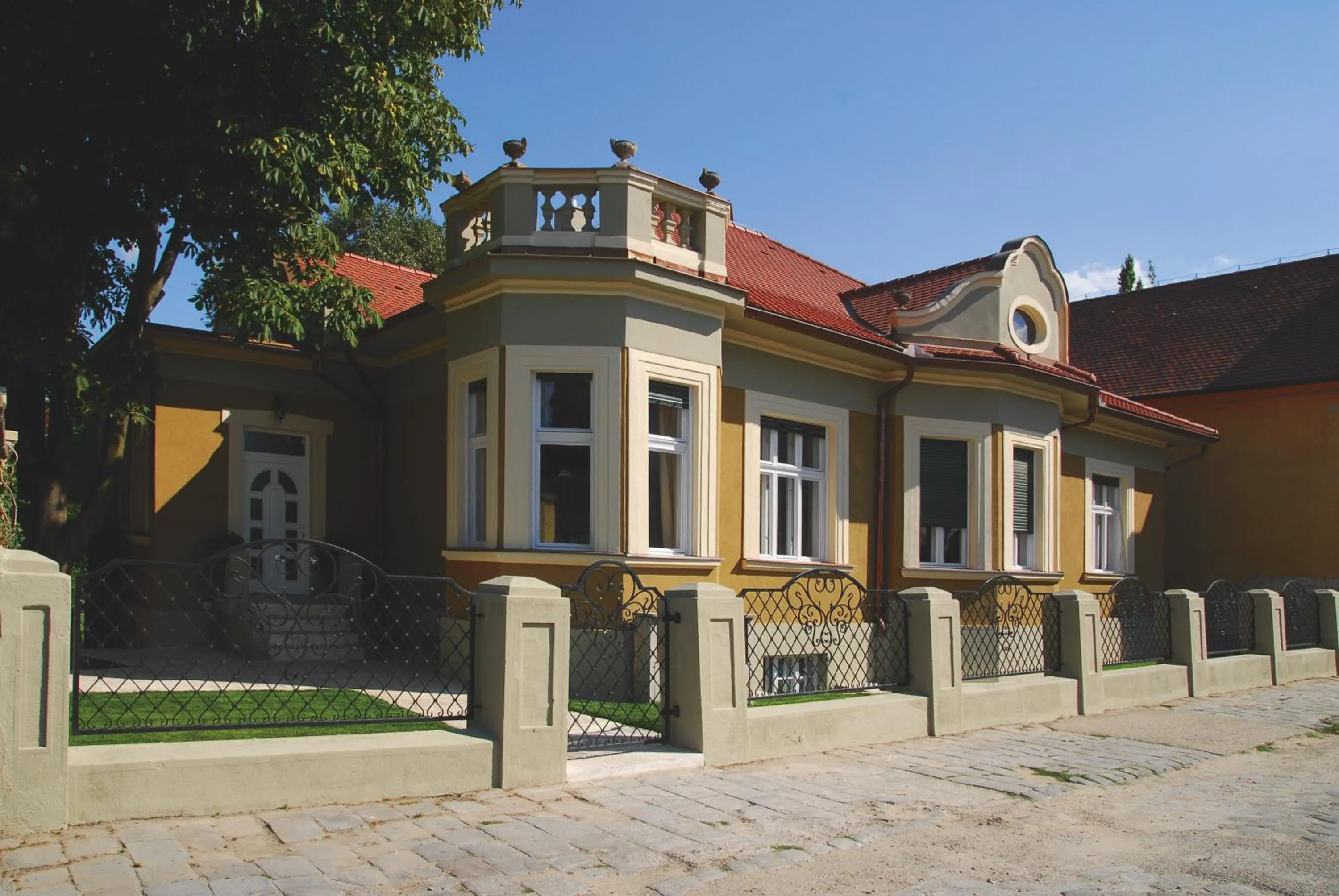 Property building in Hotel Bow Garden