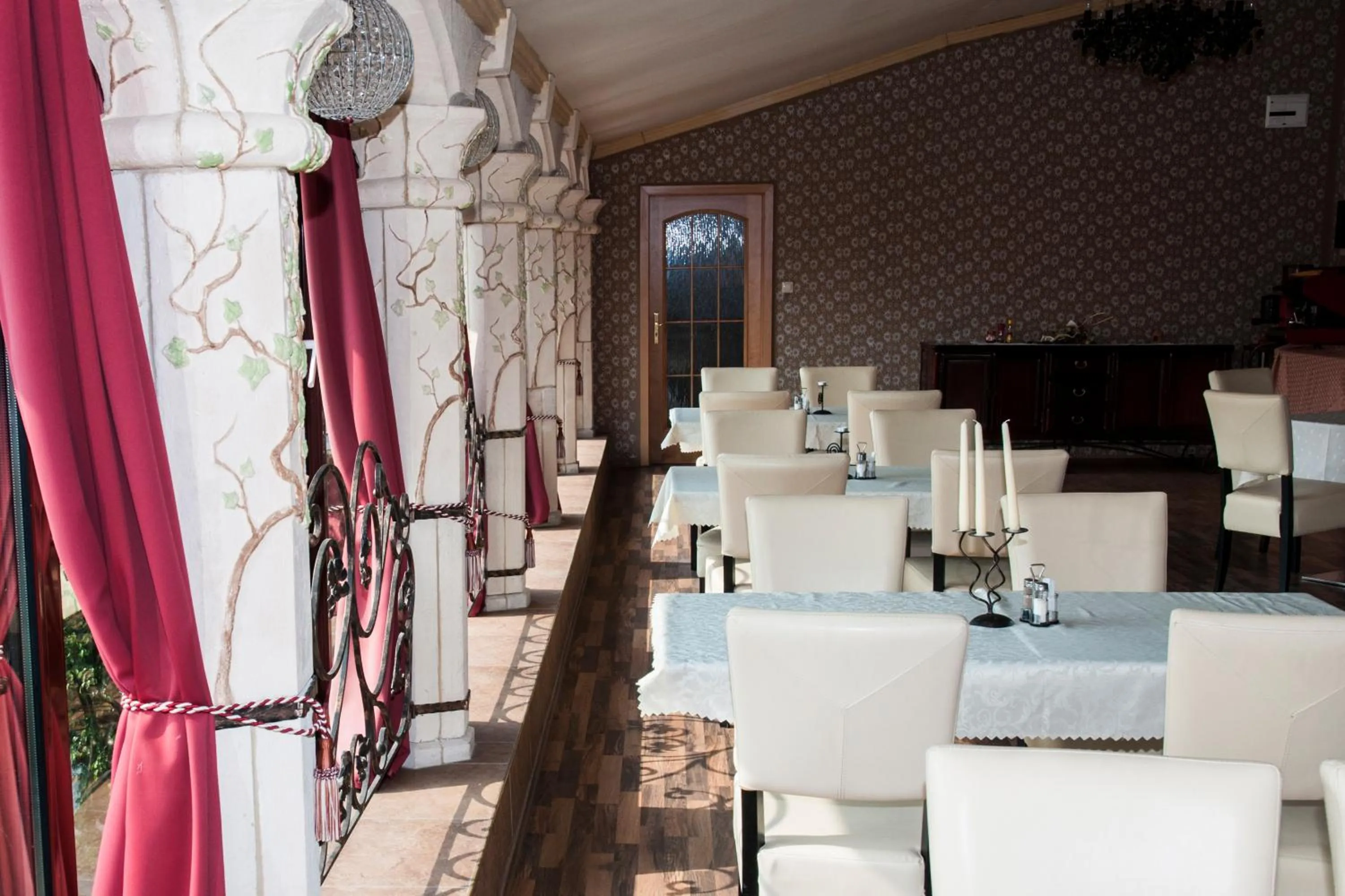 Restaurant/places to eat in Hotel Bow Garden