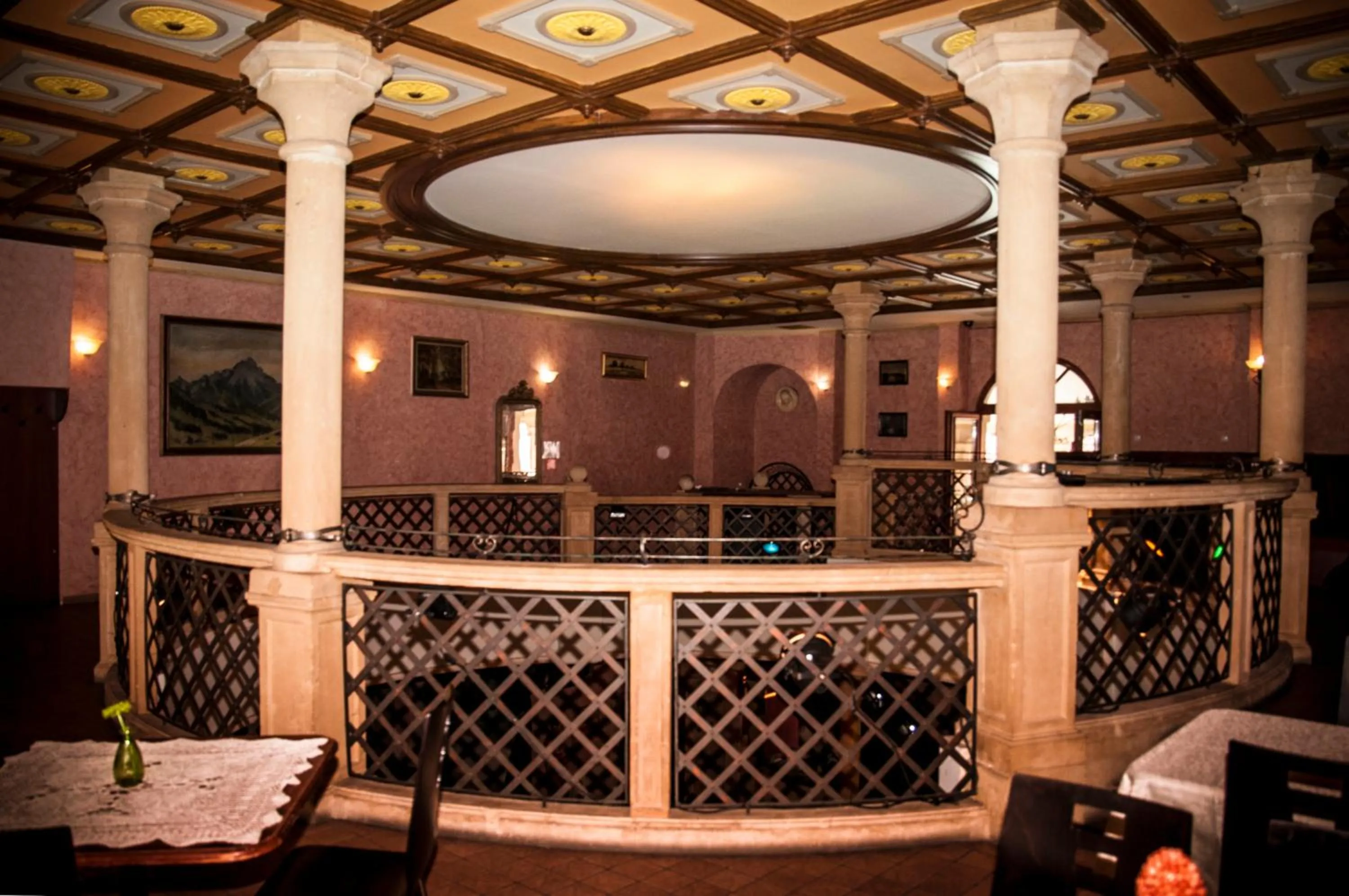 Restaurant/places to eat in Hotel Bow Garden