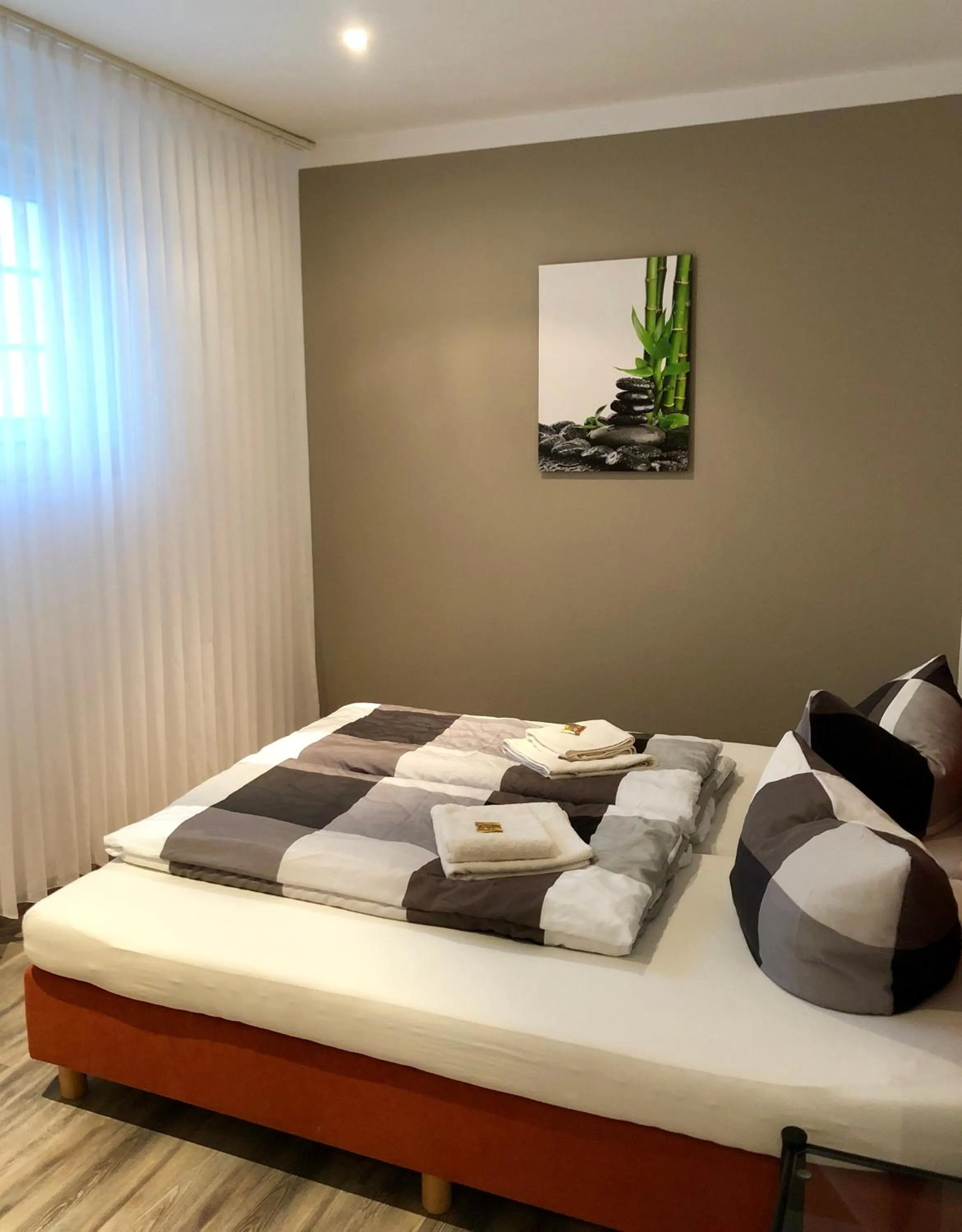 Photo of the whole room, Bed in Wilsmann Apartmentvermietung