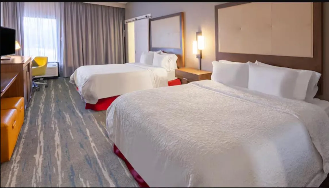 Bed in Hampton Inn Commerce