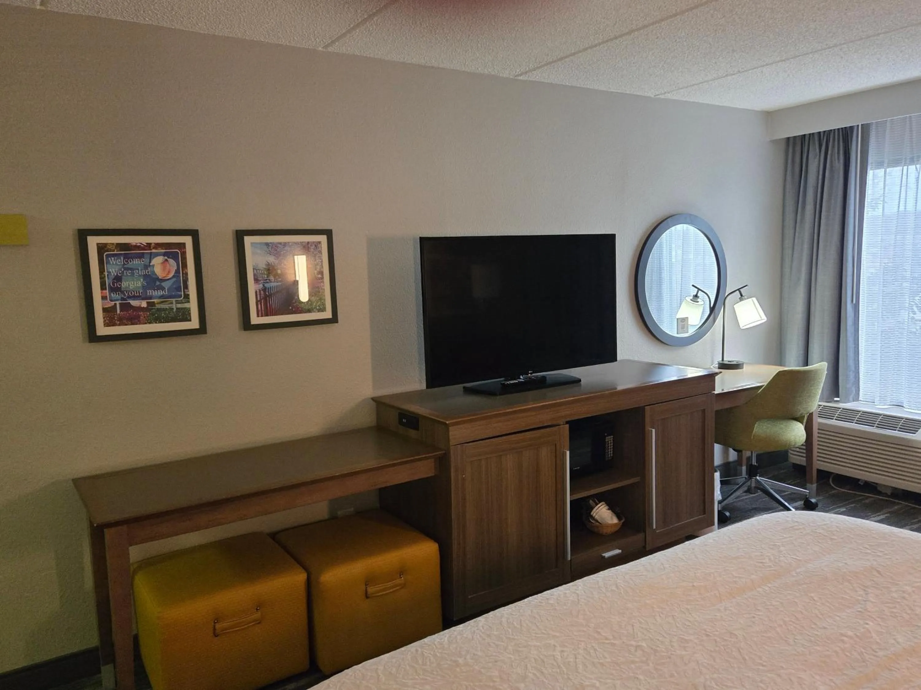 Bed in Hampton Inn Commerce