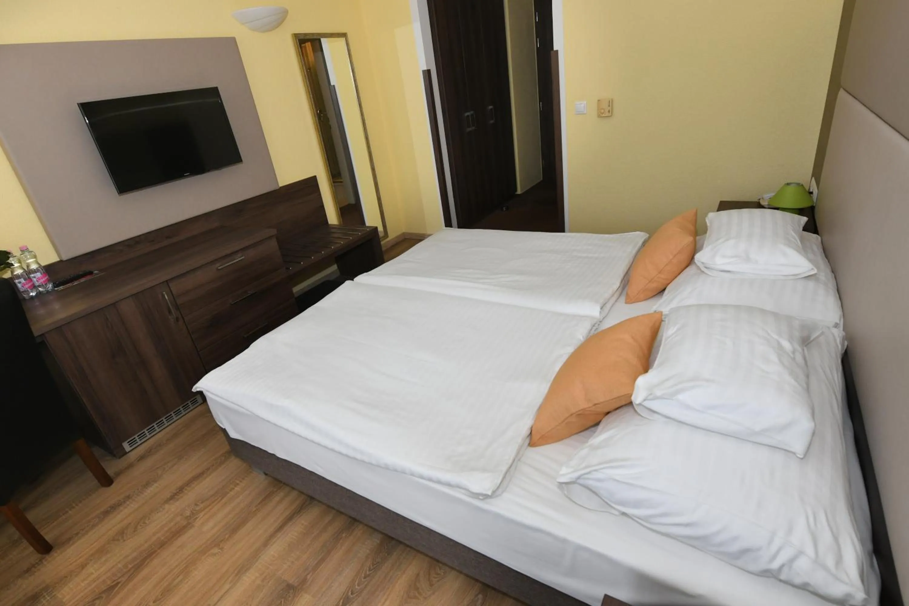 Bed in Jade Hotel-Ezüsthíd Hotel