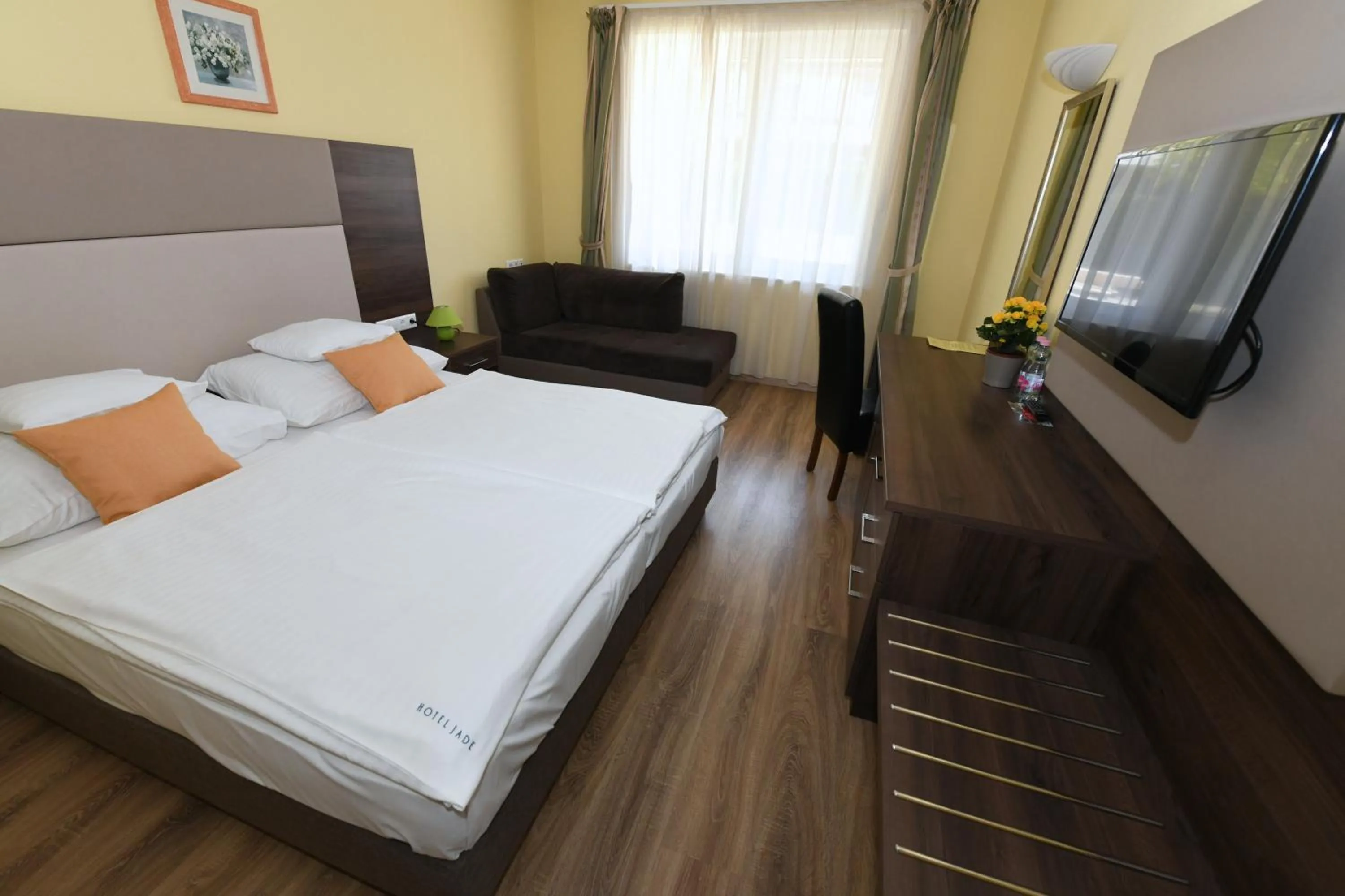 Bed in Jade Hotel-Ezüsthíd Hotel