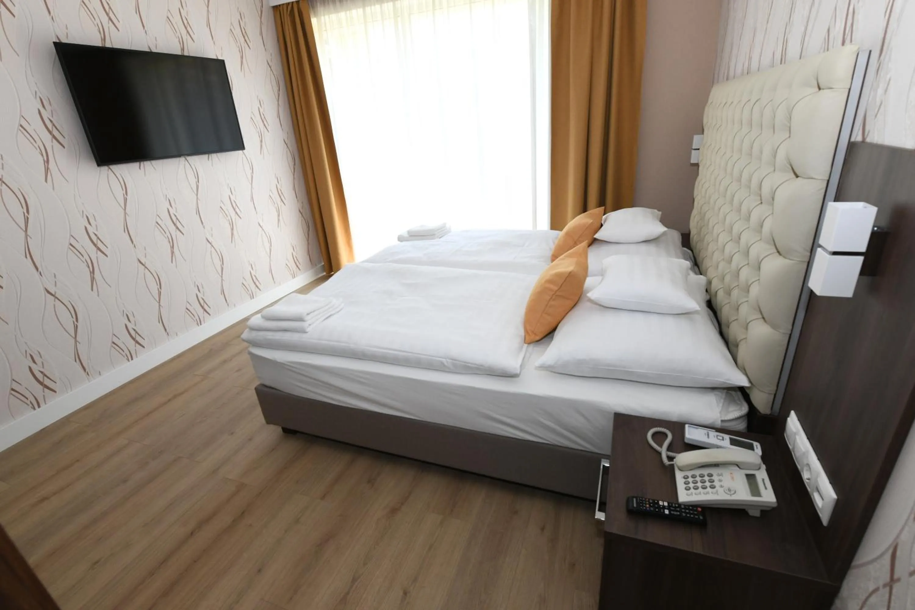Bed in Jade Hotel-Ezüsthíd Hotel