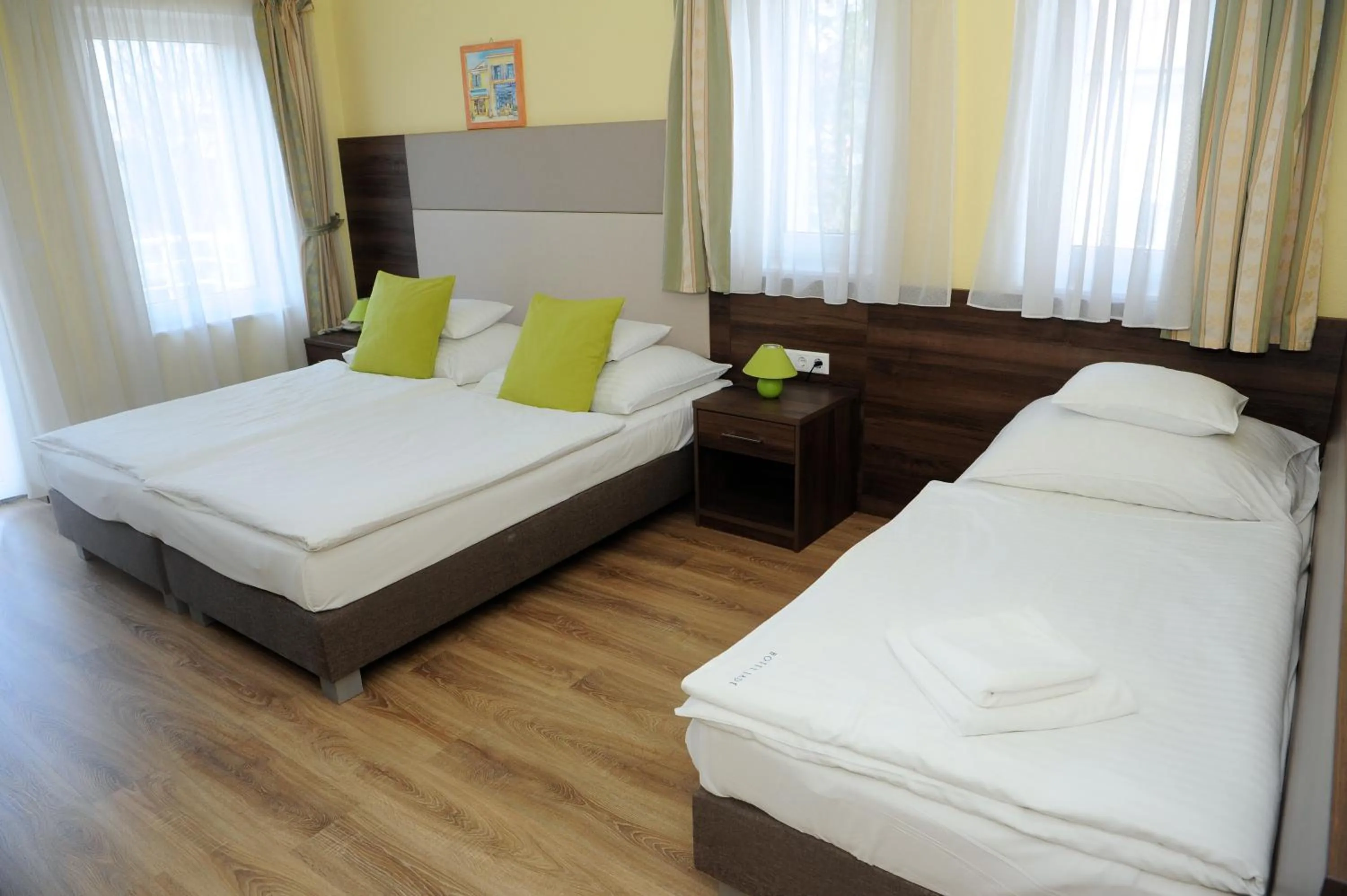 Bed in Jade Hotel-Ezüsthíd Hotel