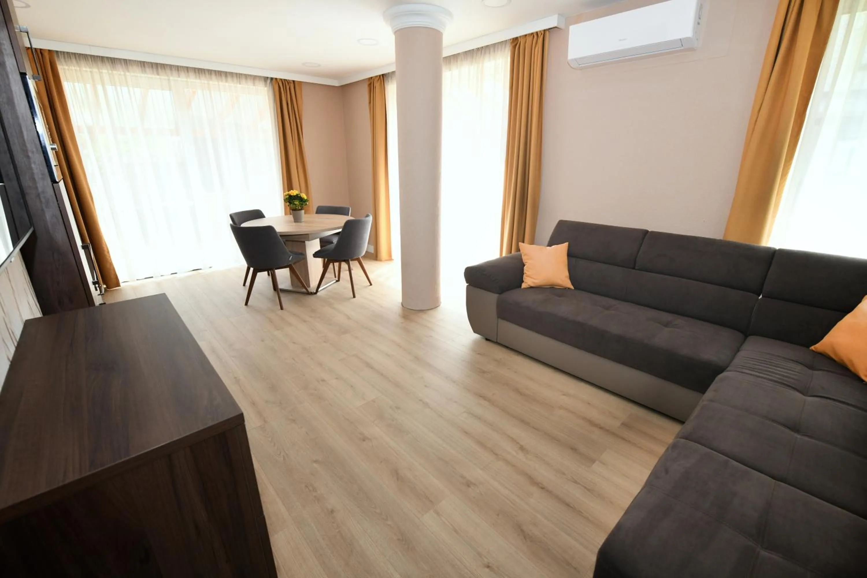 Jade Hotel-Ezüsthíd Hotel