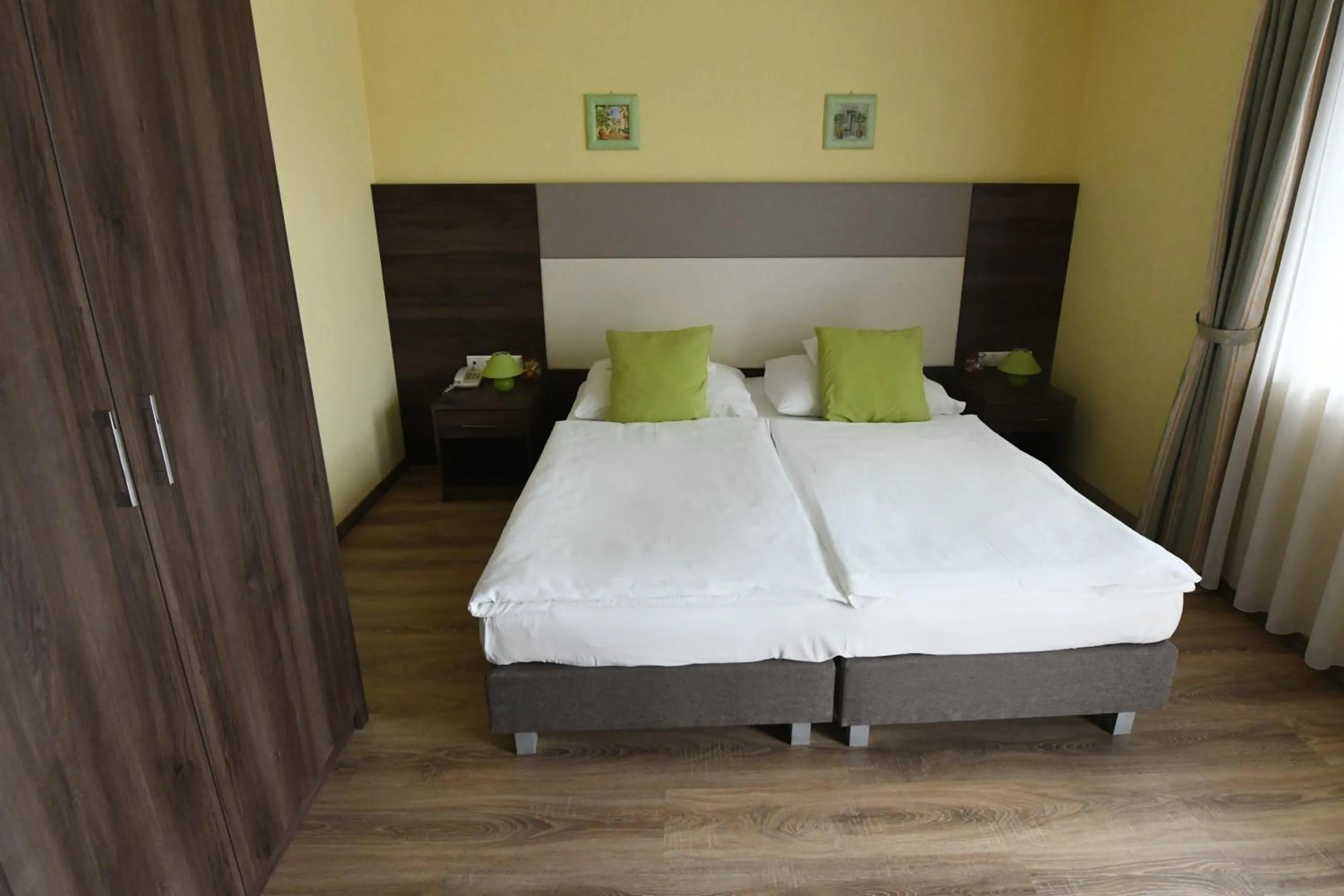 Bed in Jade Hotel-Ezüsthíd Hotel
