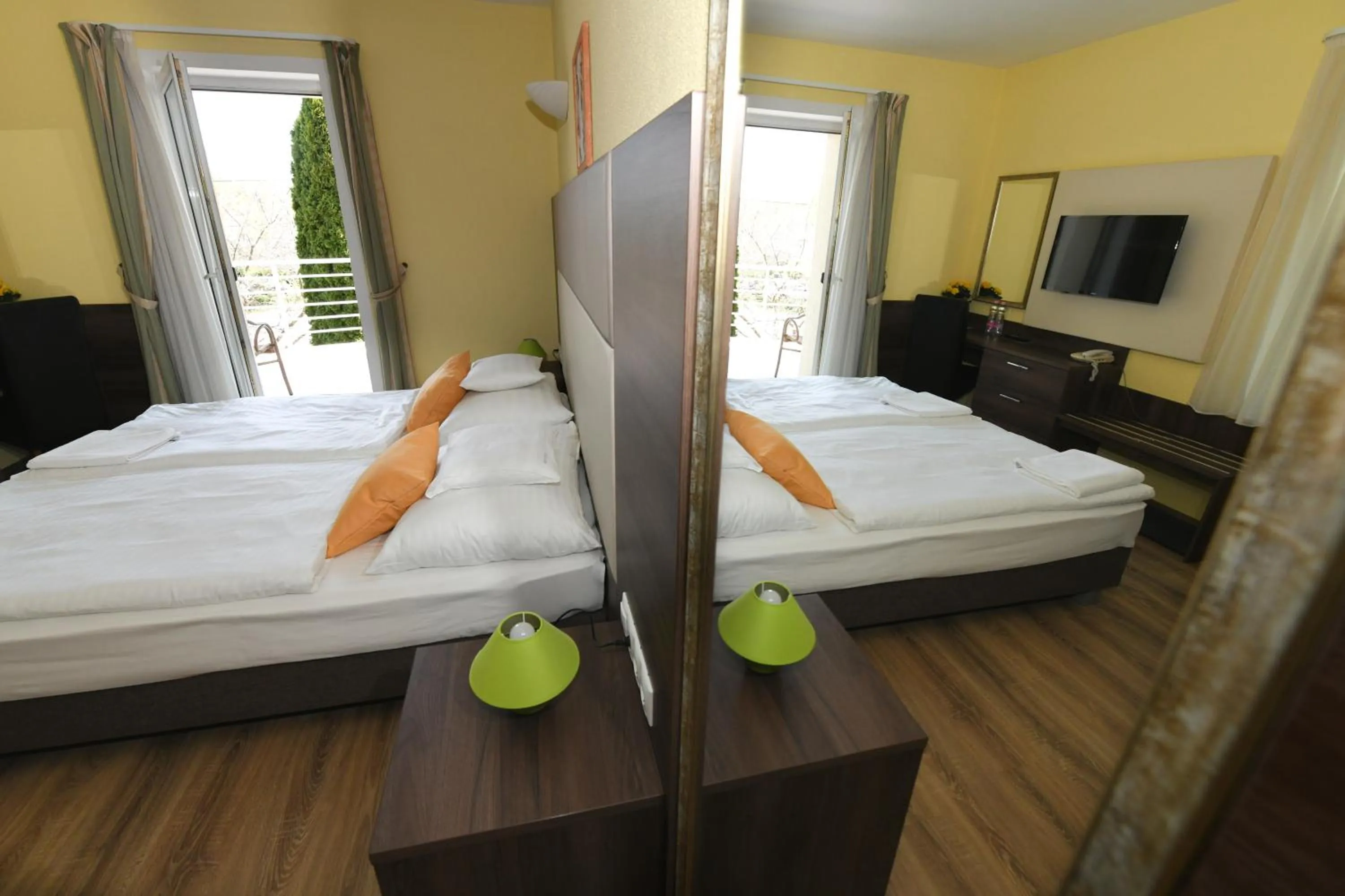 Bed in Jade Hotel-Ezüsthíd Hotel