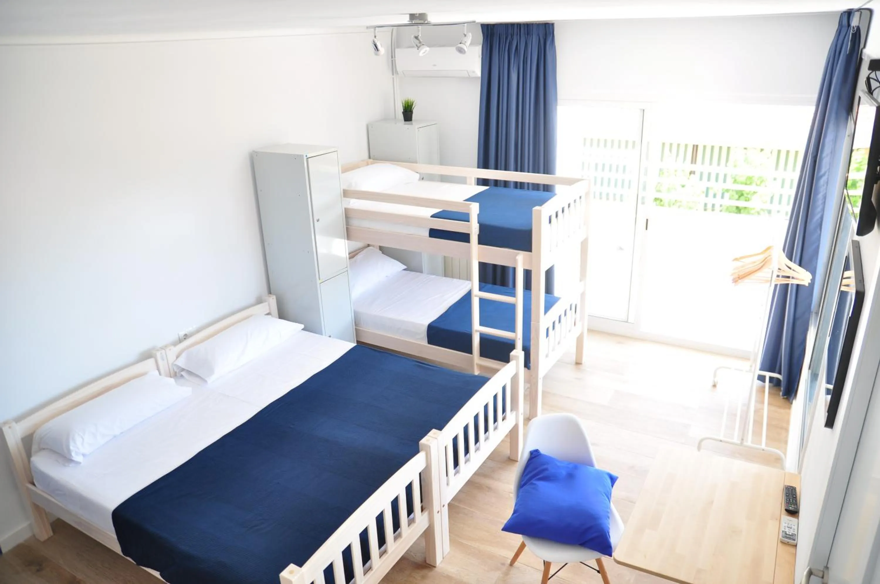 Day, Bed in Hostal Porto Mar