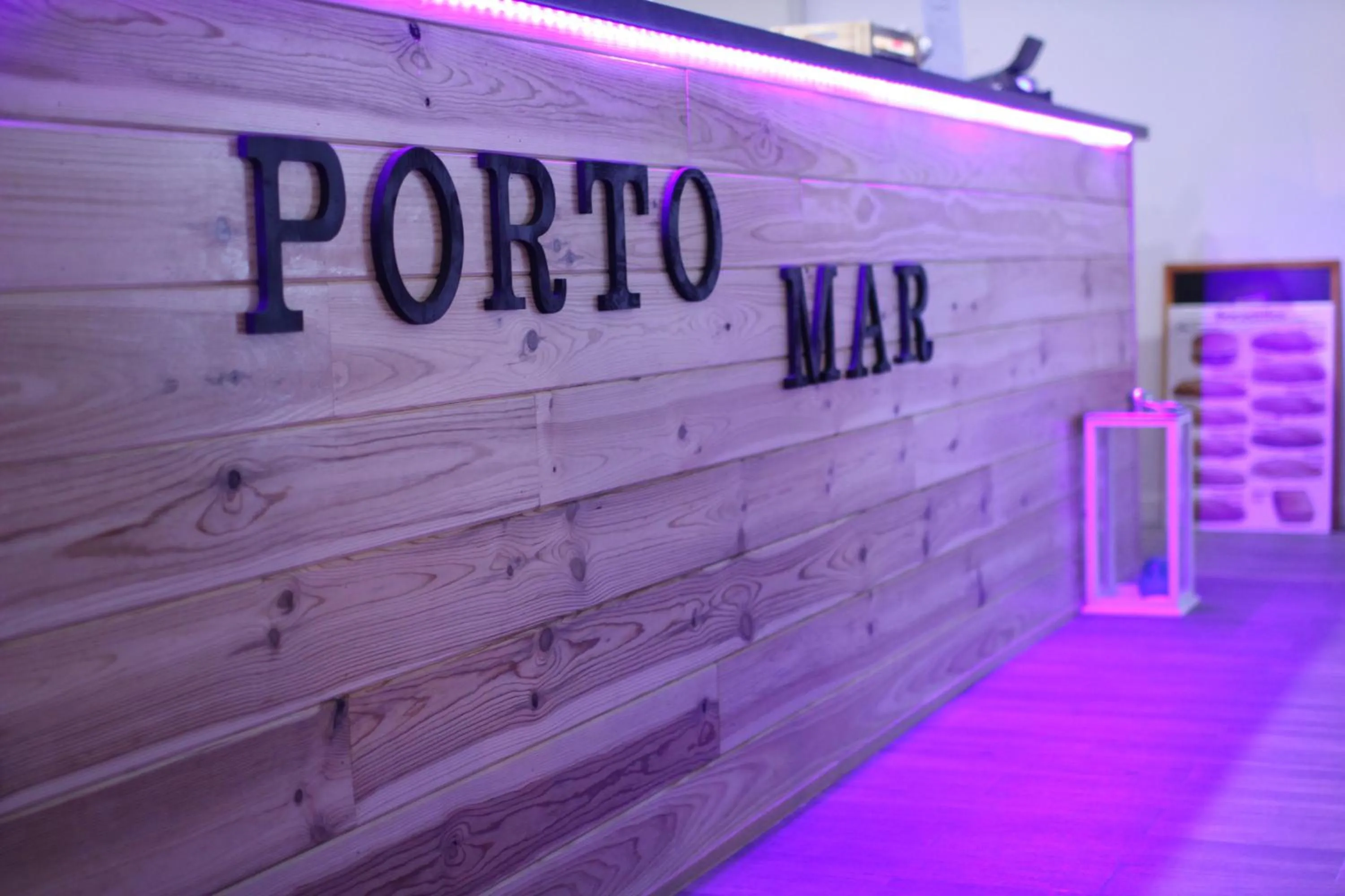 Restaurant/places to eat in Hostal Porto Mar